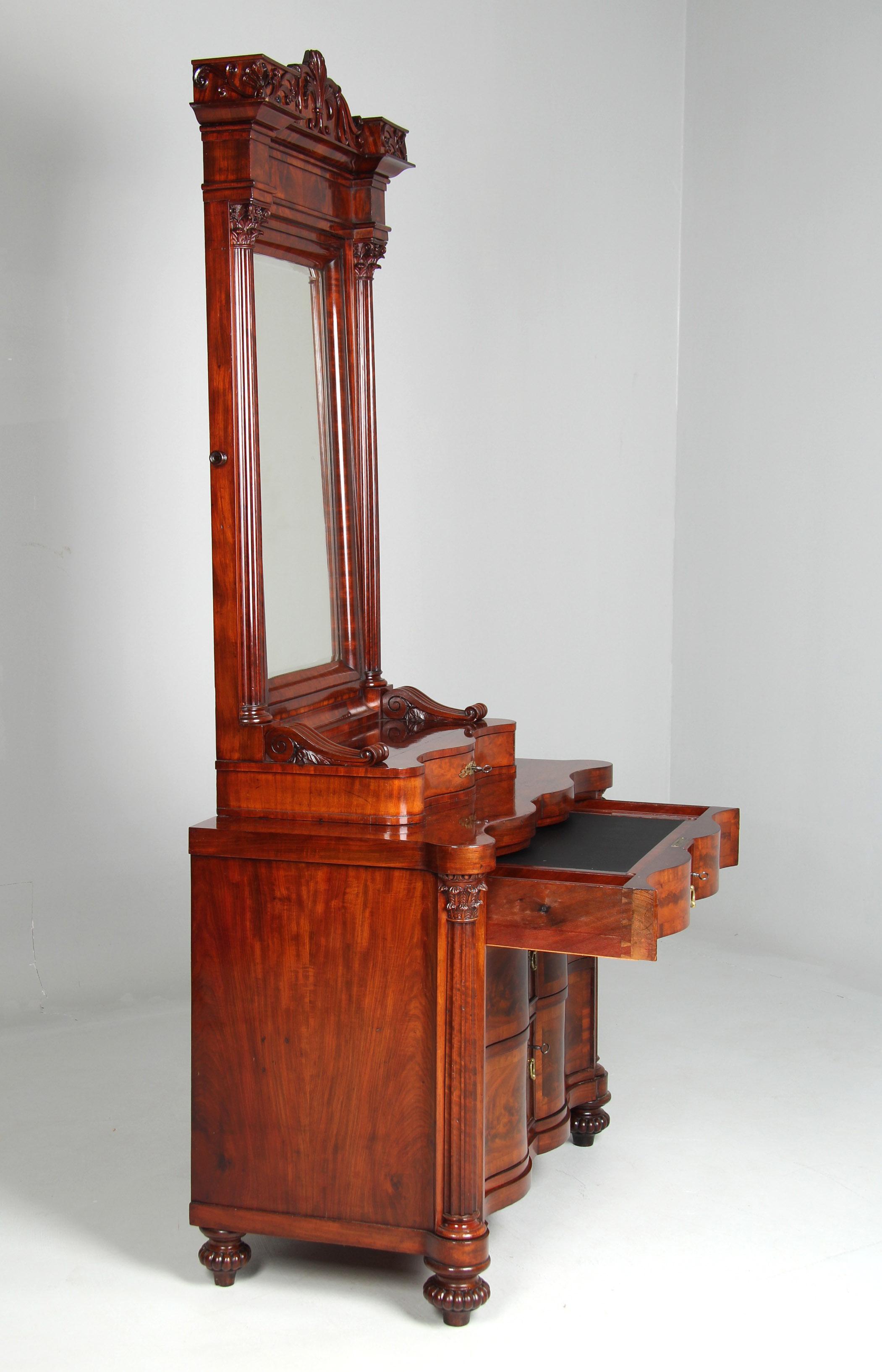 Cassettiera antica con piano a specchio

Germania del Nord
Mogano
Metà del XIX secolo

Dimensioni: H. H. x L. x P.: 224 x 104 x 53 cm.

Descrizione:
Rara cassettiera dal design elaborato, utilizzata come mobile da trucco o da ingresso.

La base a