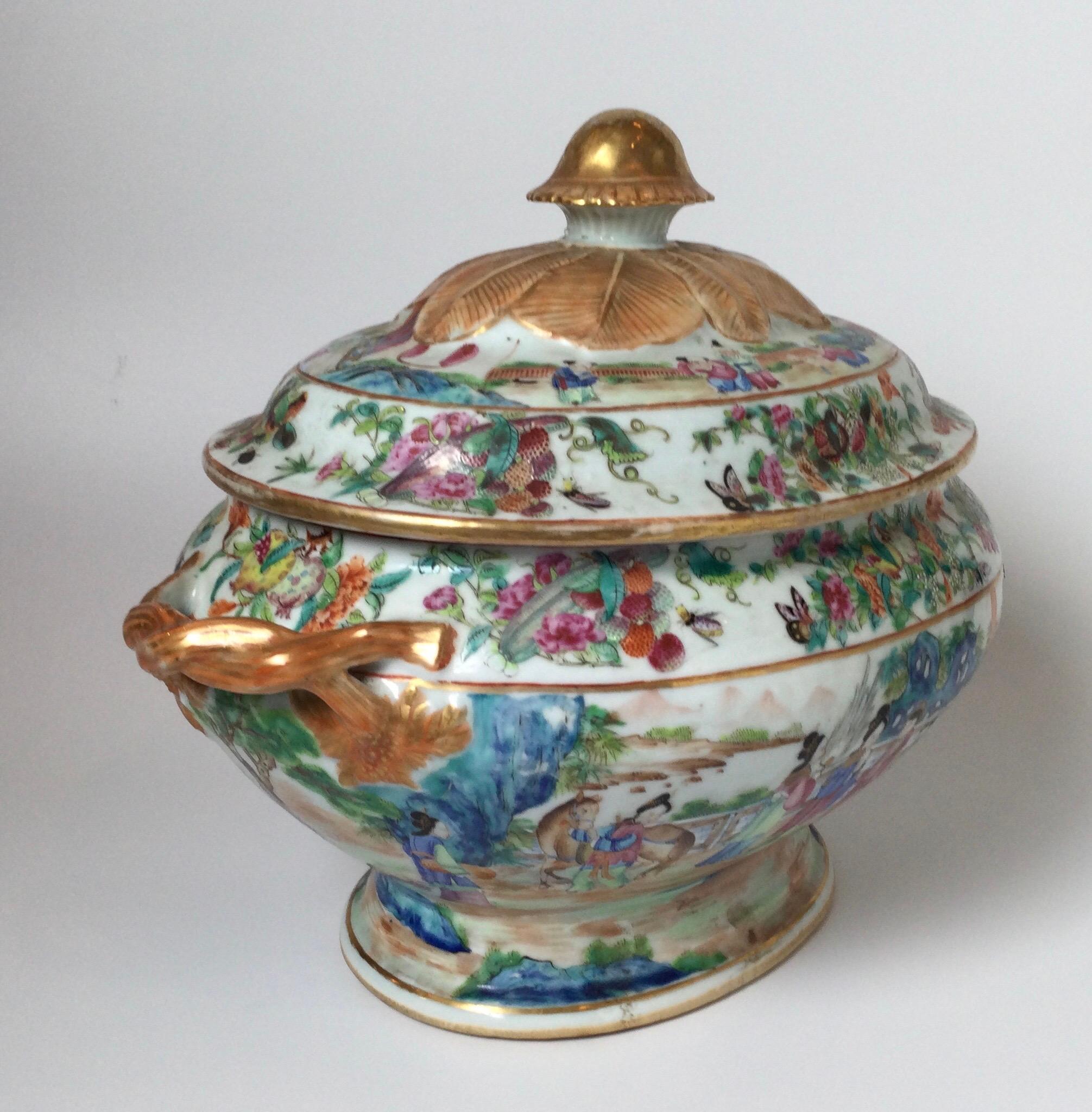 Mid 19th Century Chines Export Large Pedestal Tureen In Good Condition In Lambertville, NJ