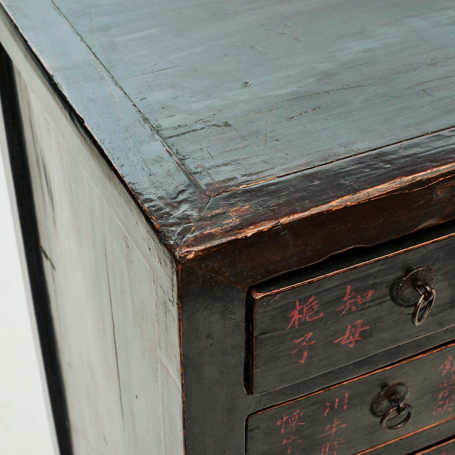 Mid-19th Century Chinese Apothecary Medicine Cabinet with 25 Drawers In Good Condition In Kastrup, DK