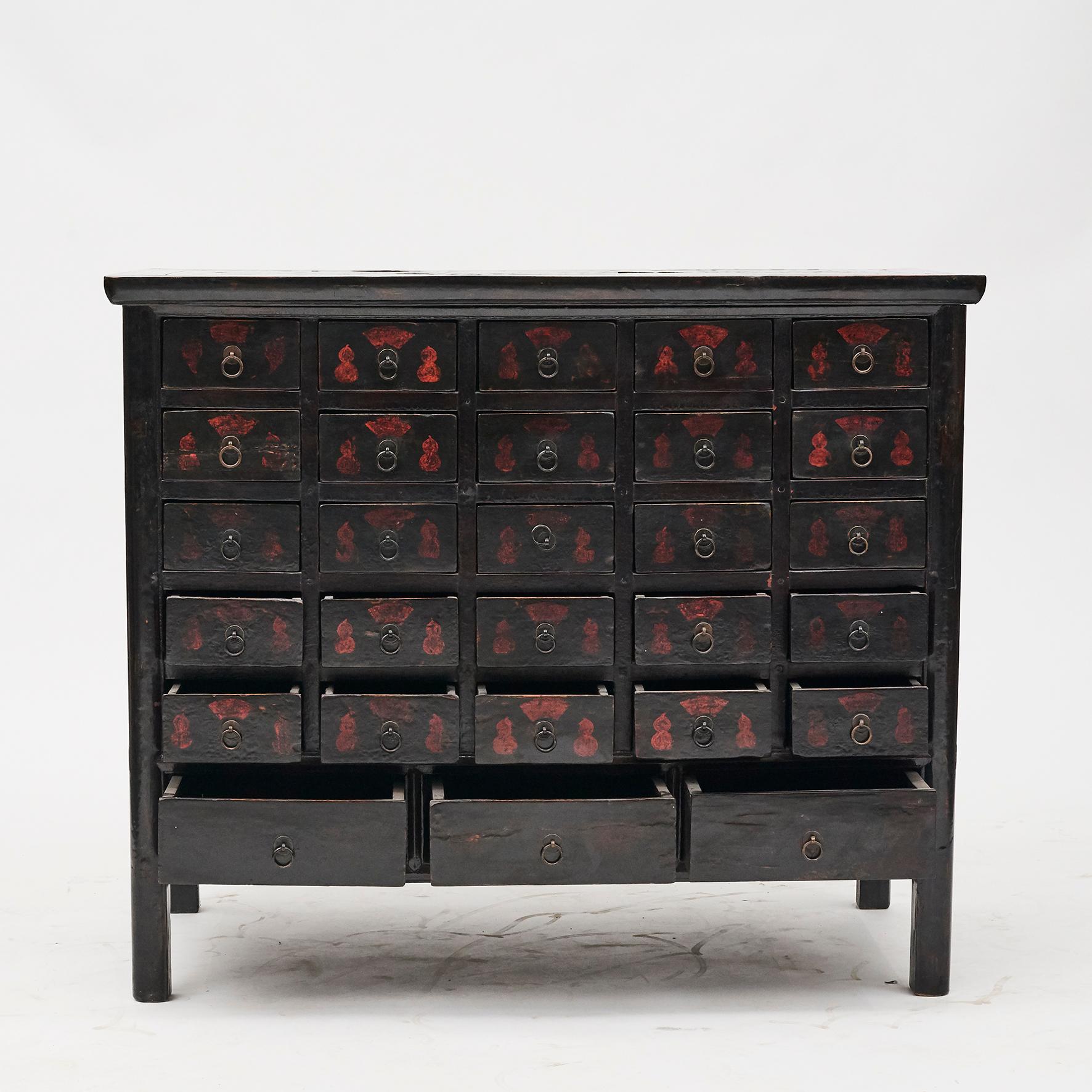 Beautiful Chinese apothecary medicine chest dating to circa 1820-1840 from the Shanxi province, China.

Original black / red lacquer with a natural patina highlighted by the light clear surface lacquer varnish.
28 drawers (25 small + 3 larger at