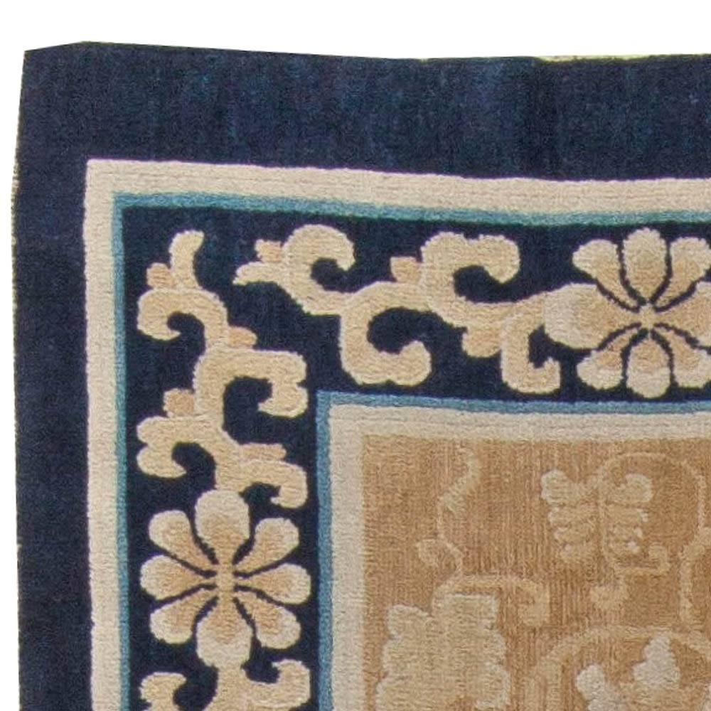 19th Century Chinese Beige Navy Handmade Wool Rug In Good Condition For Sale In New York, NY