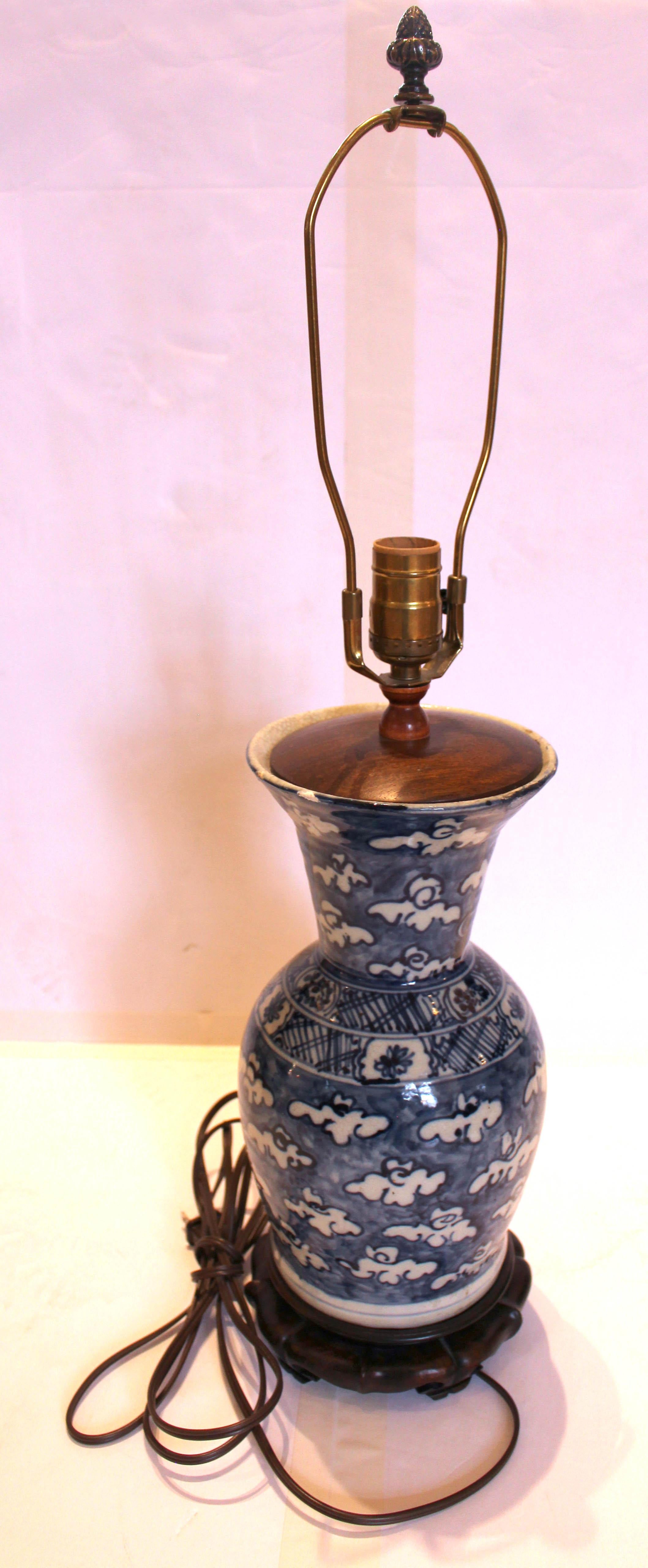 Exportation chinoise Lampe à vase bleue et blanche chinoise du milieu du 19e siècle en vente