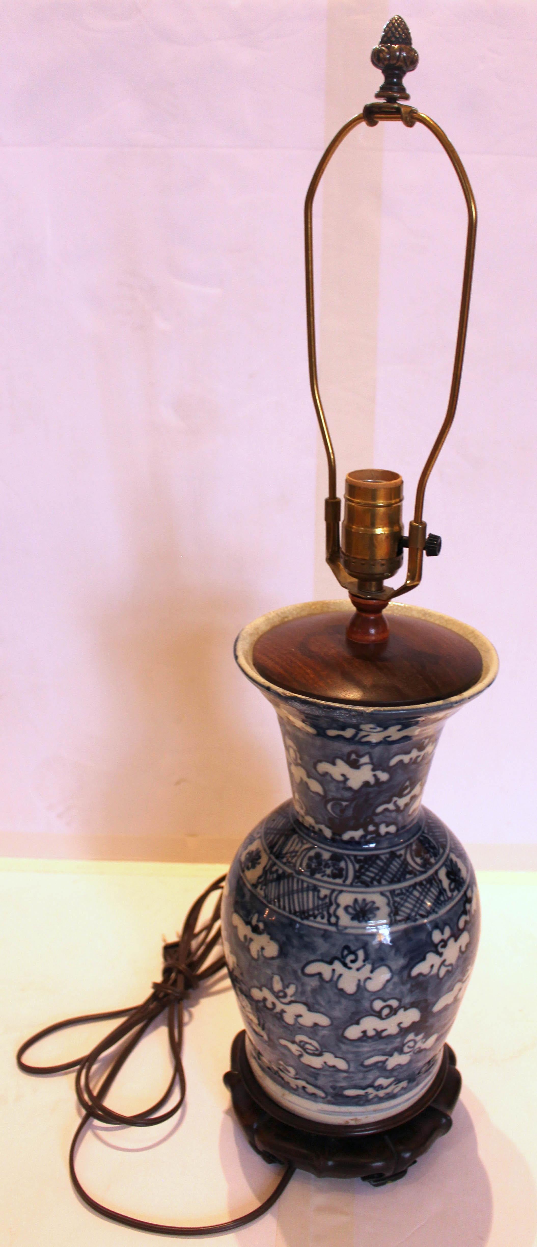 Chinois Lampe à vase bleue et blanche chinoise du milieu du 19e siècle en vente