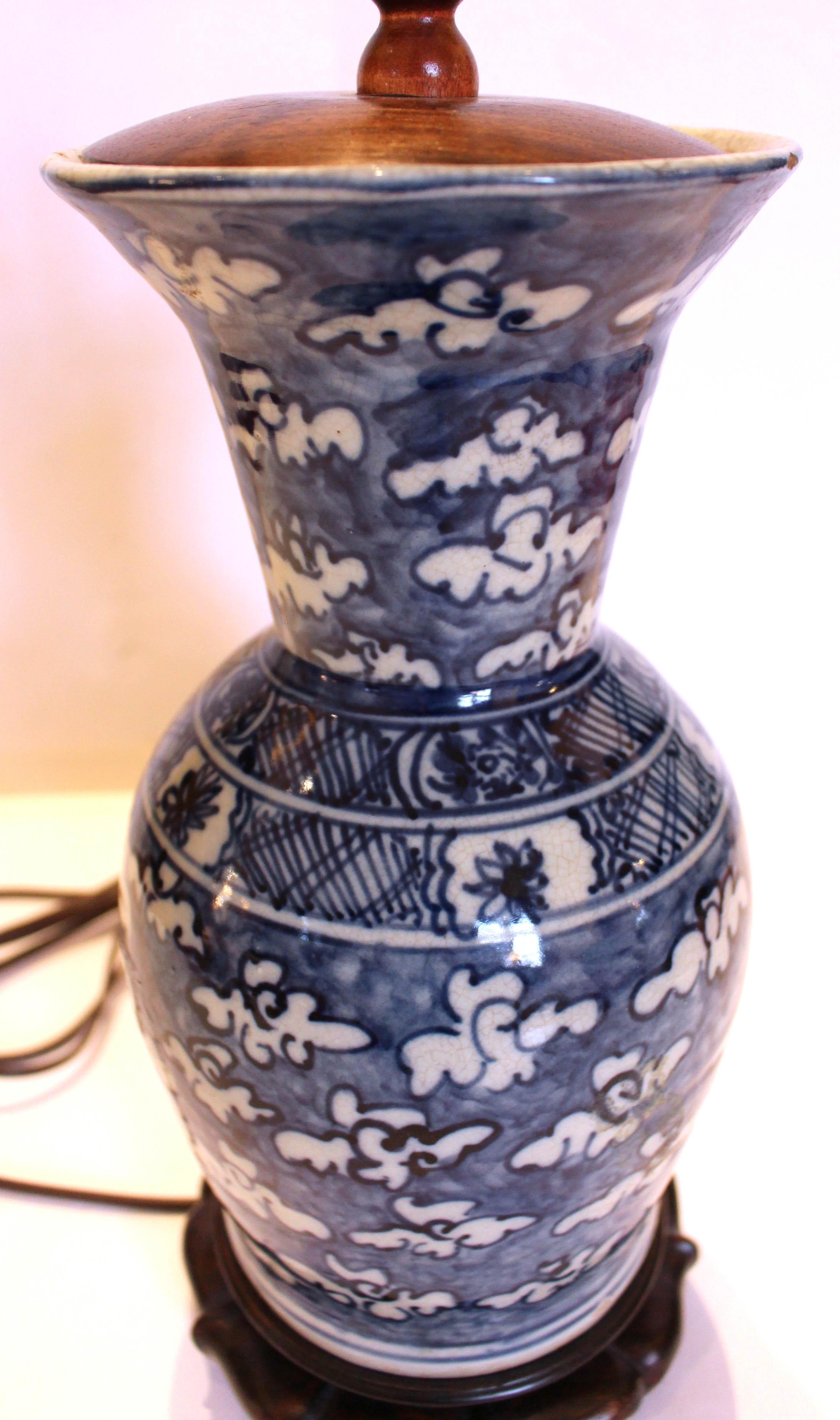 Lampe à vase bleue et blanche chinoise du milieu du 19e siècle Bon état - En vente à Chapel Hill, NC
