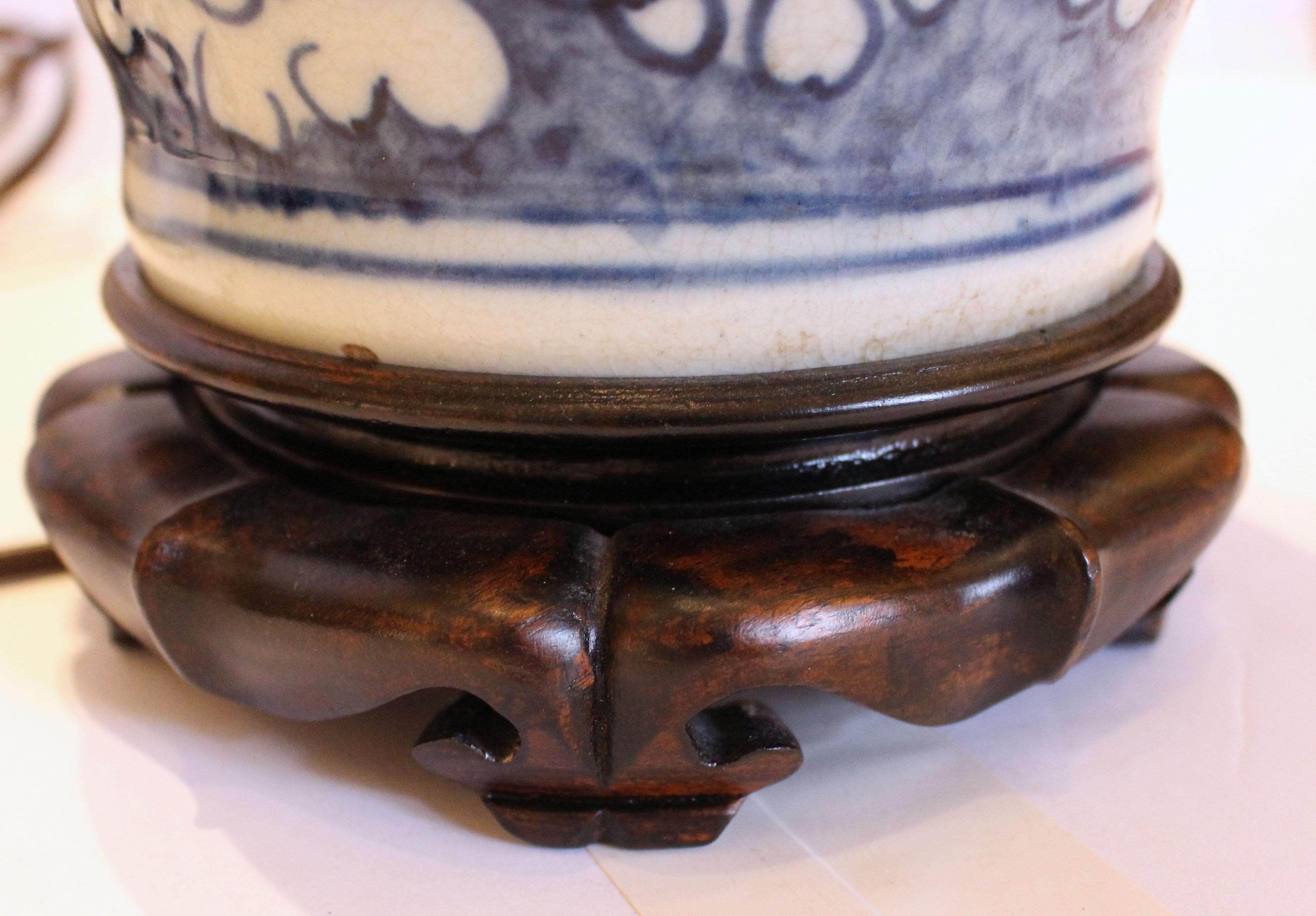 XIXe siècle Lampe à vase bleue et blanche chinoise du milieu du 19e siècle en vente