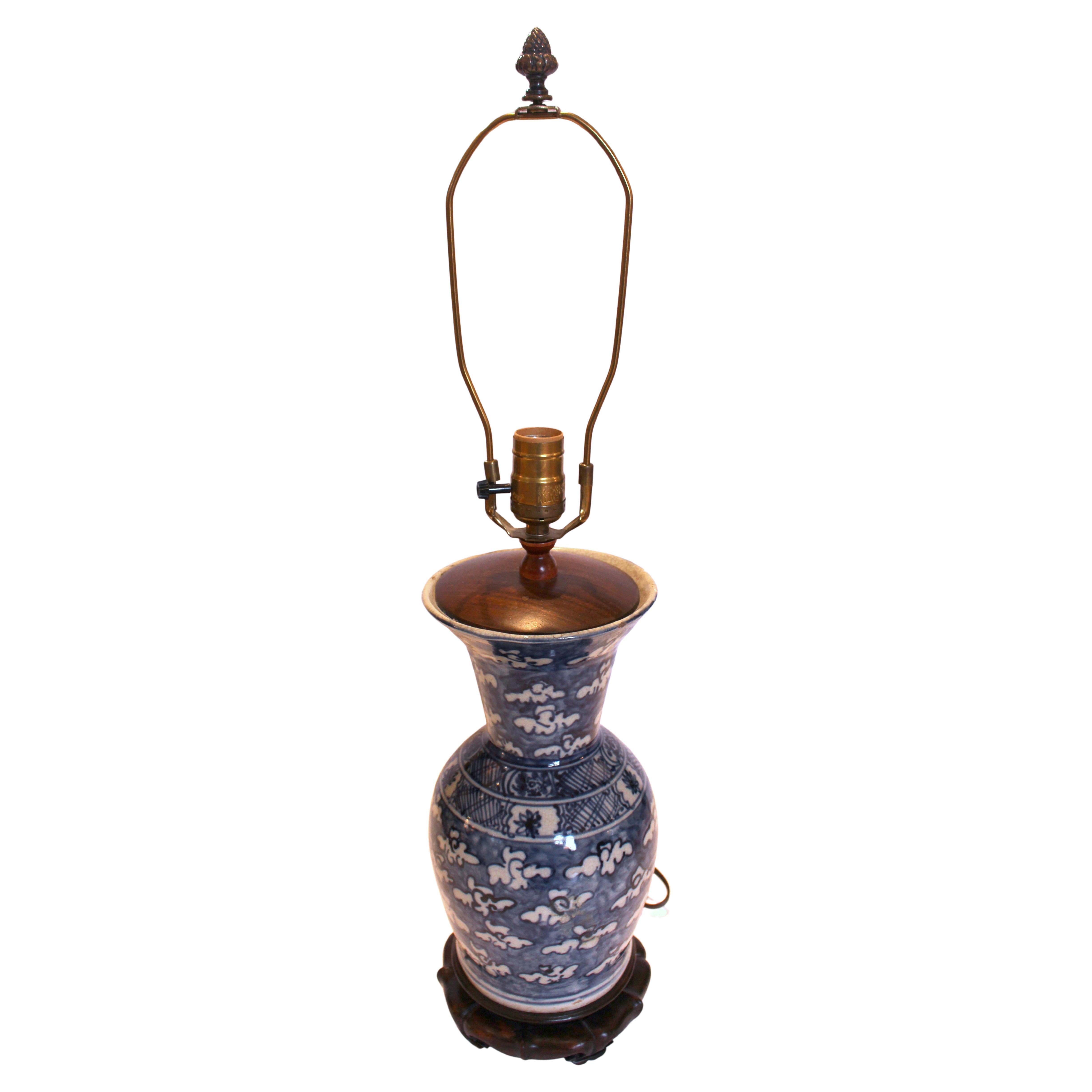 Lampe à vase bleue et blanche chinoise du milieu du 19e siècle en vente