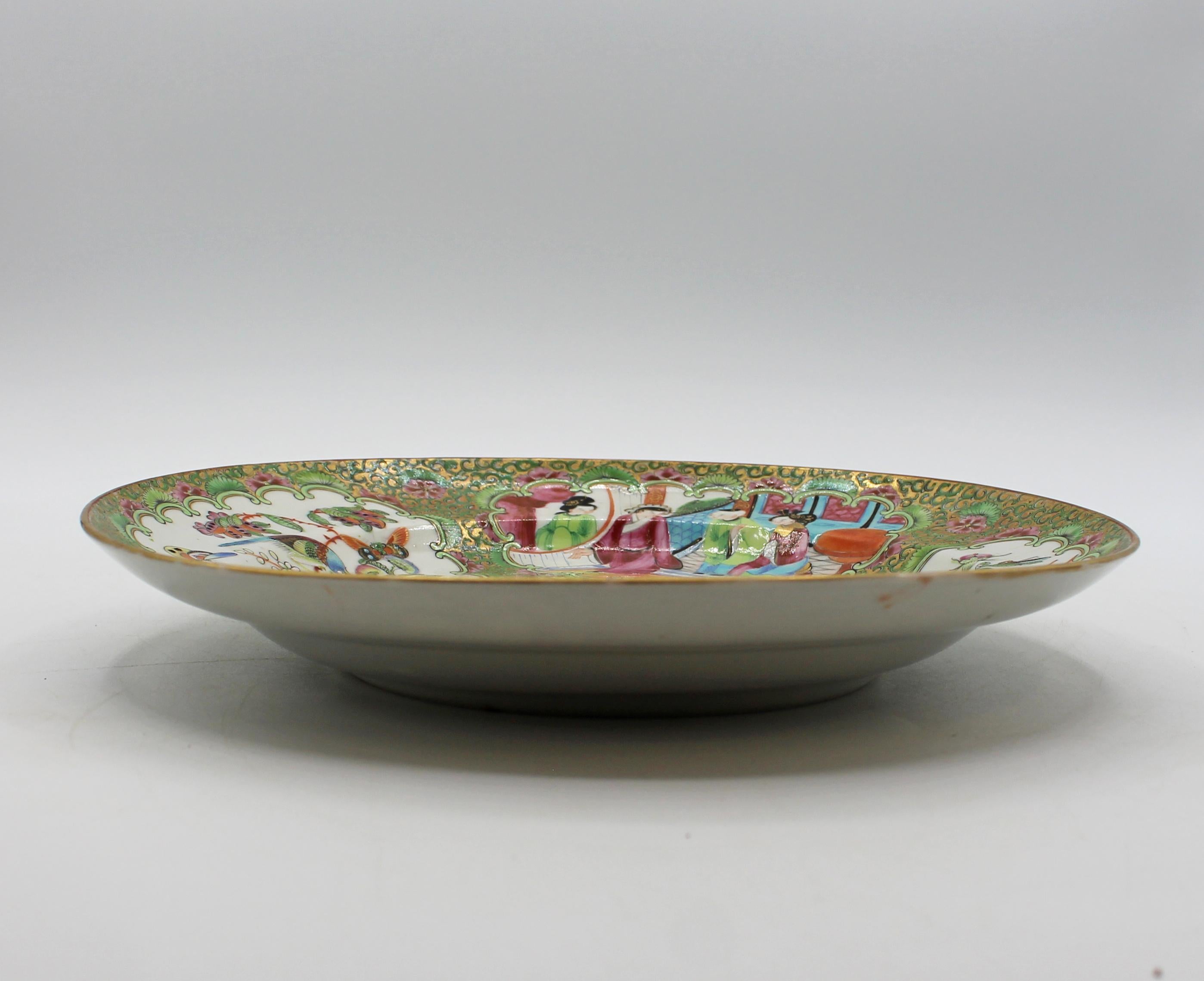 Assiette à dîner d'exportation chinoise du milieu du 19e siècle avec médaillon en forme de rose. Bel exemple avec des détails charmants. Légers frottements sur le bord du disque, typiques de l'âge et de l'utilisation. Quelques défauts de
