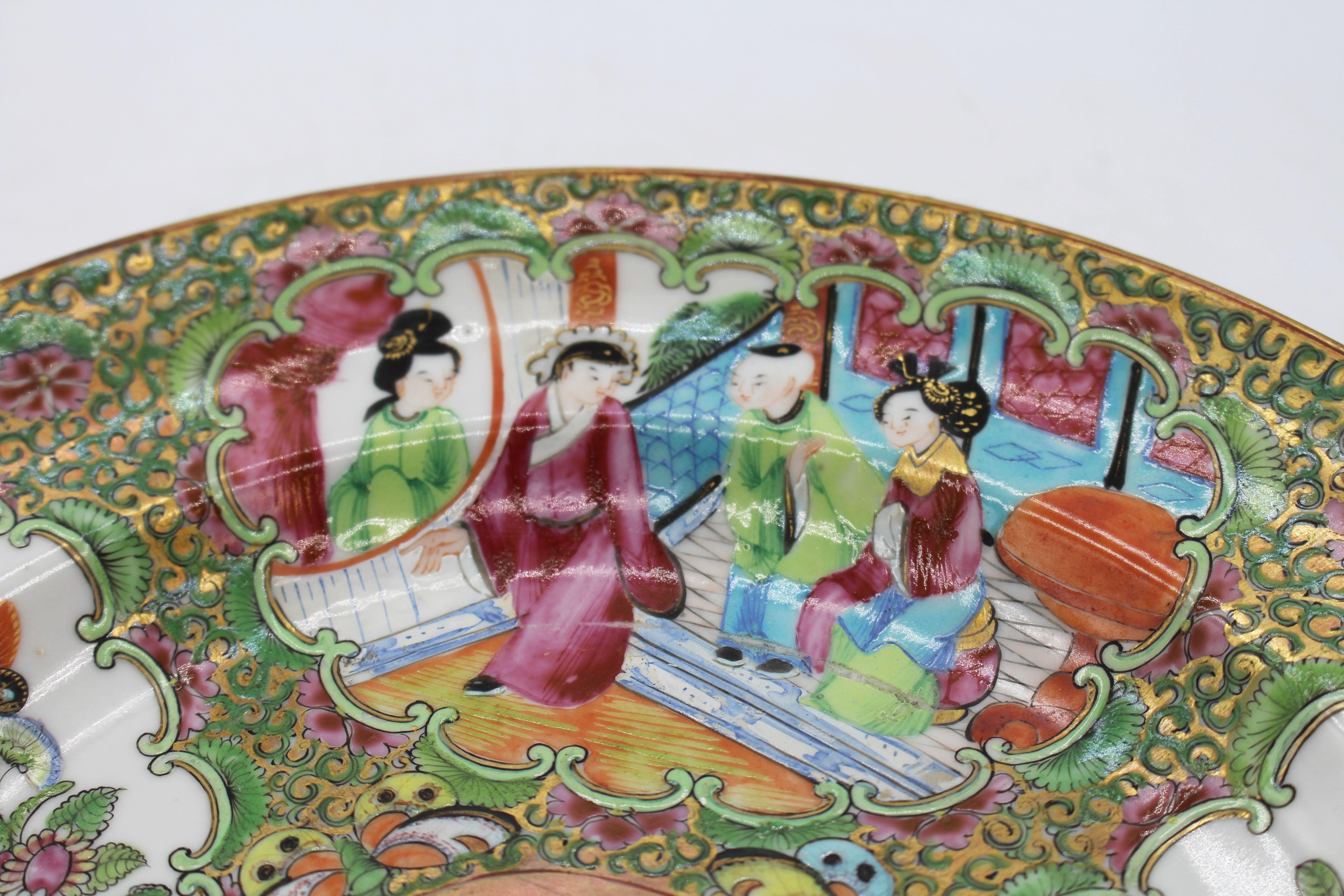 Chinois Assiette à dîner d'exportation chinoise du milieu du 19e siècle avec médaillon en forme de rose en vente