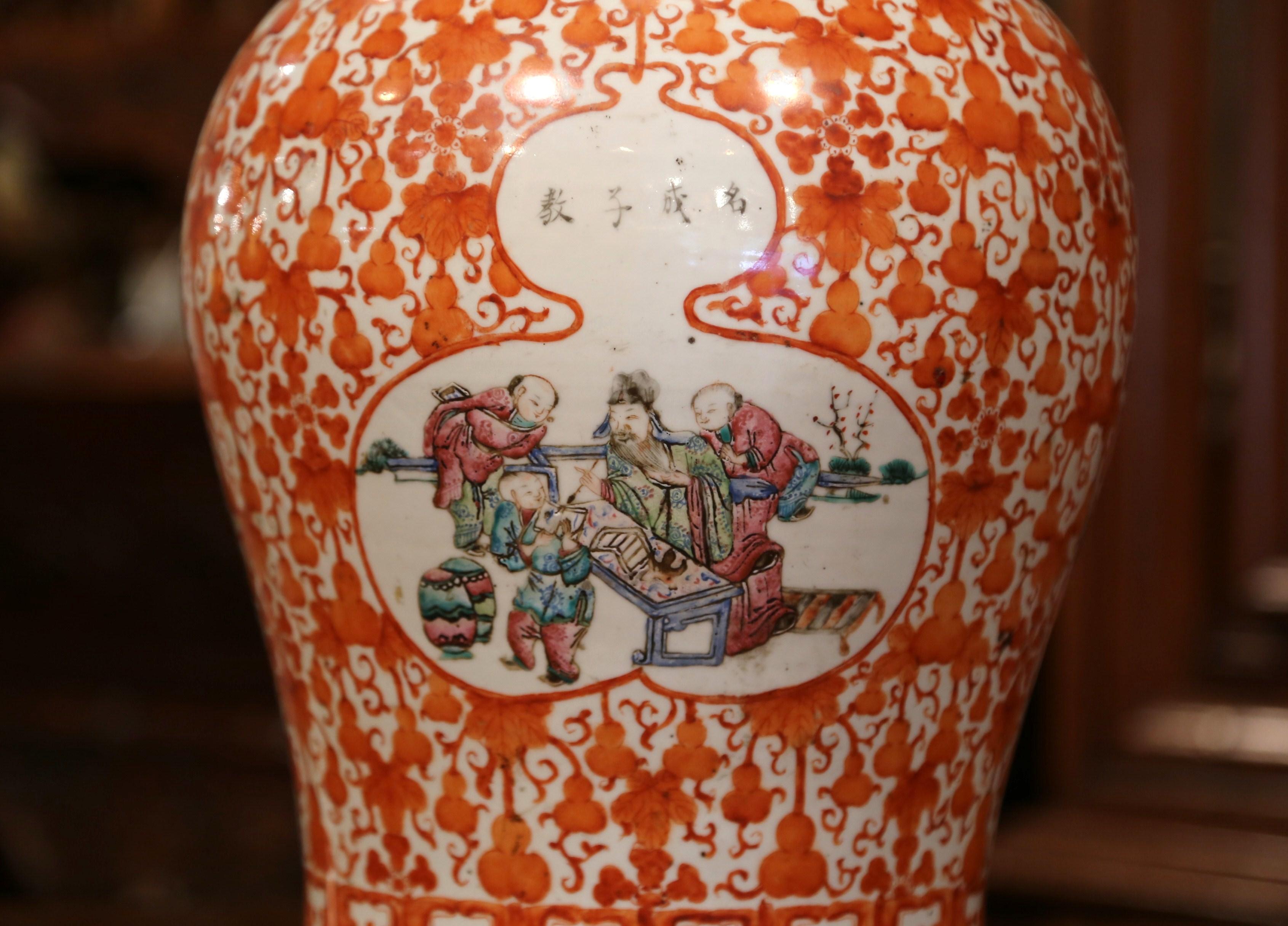 Dekorieren Sie eine Konsole mit diesem bedeutenden antiken Porzellan-Ingwer-Glas. Die um 1840 in China geschaffene runde Vase mit geschnitztem, farbenfrohem Blumendekor ist außerdem mit einem zentralen Medaillon mit traditionellen chinesischen