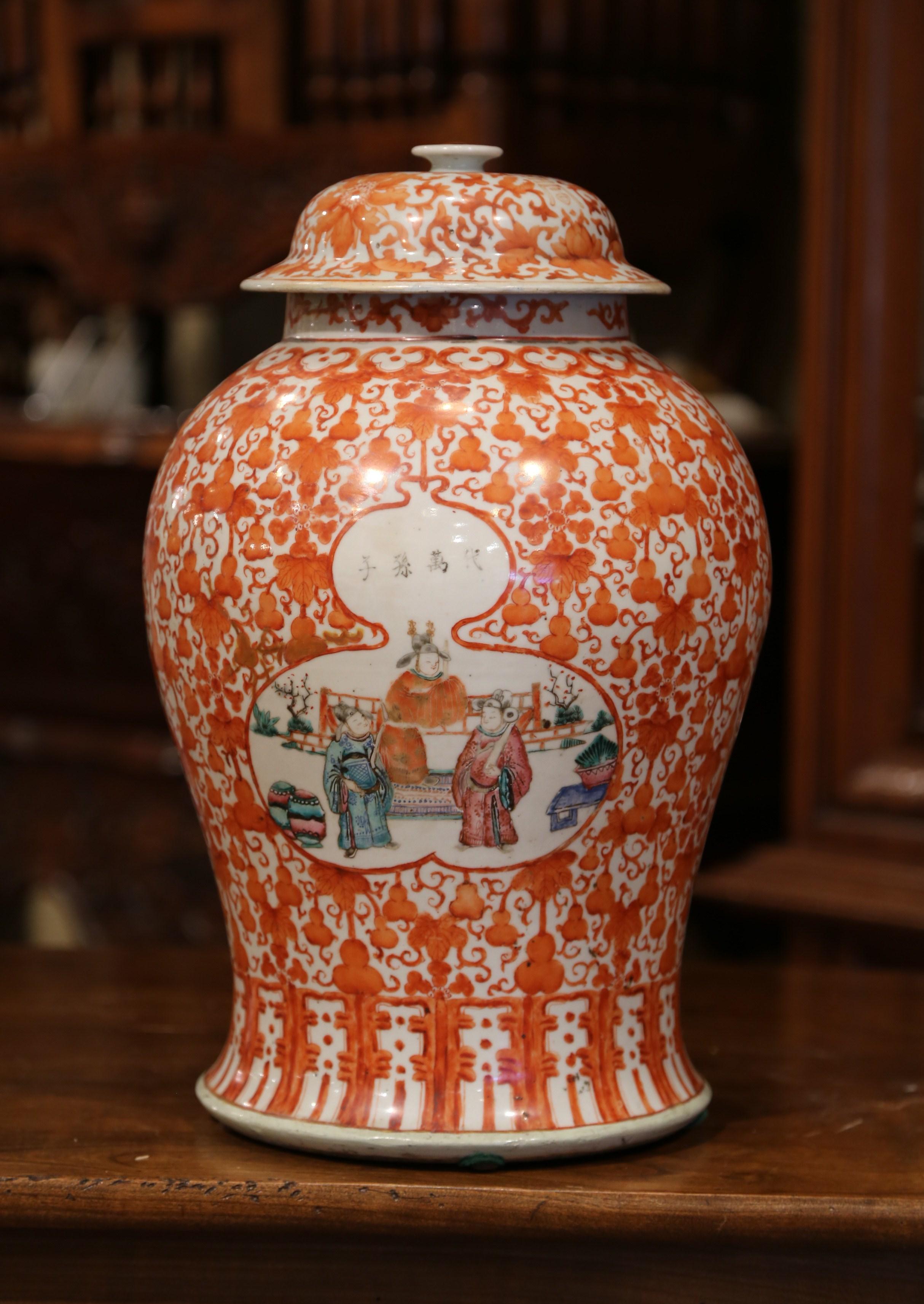 Chinesisches handbemaltes Famille-Rose- Tempelgefäß aus Porzellan mit Deckel aus der Mitte des 19. Jahrhunderts (Handbemalt) im Angebot