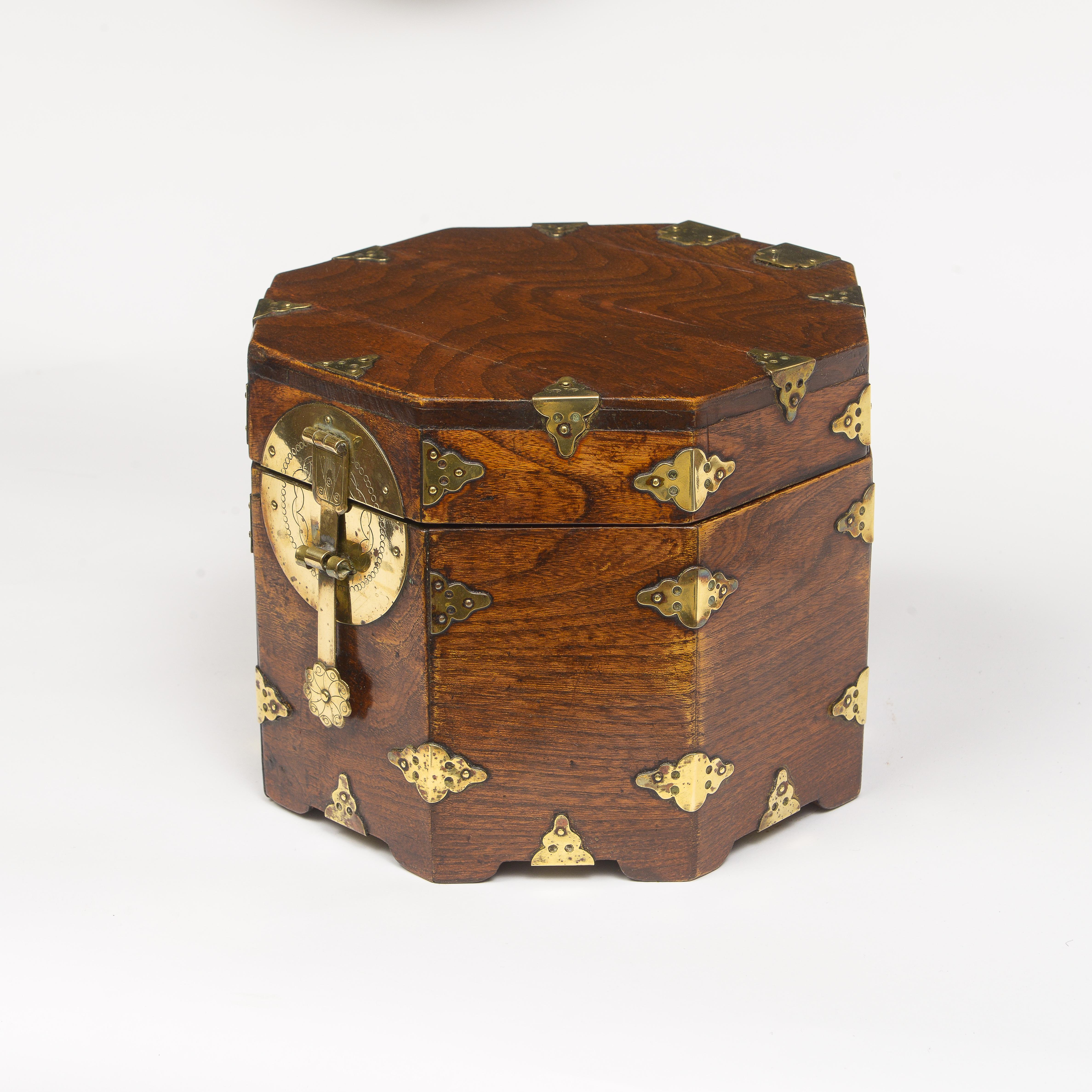 Hand-Crafted Mid 19th Century Chinese Octagonal Box For Sale