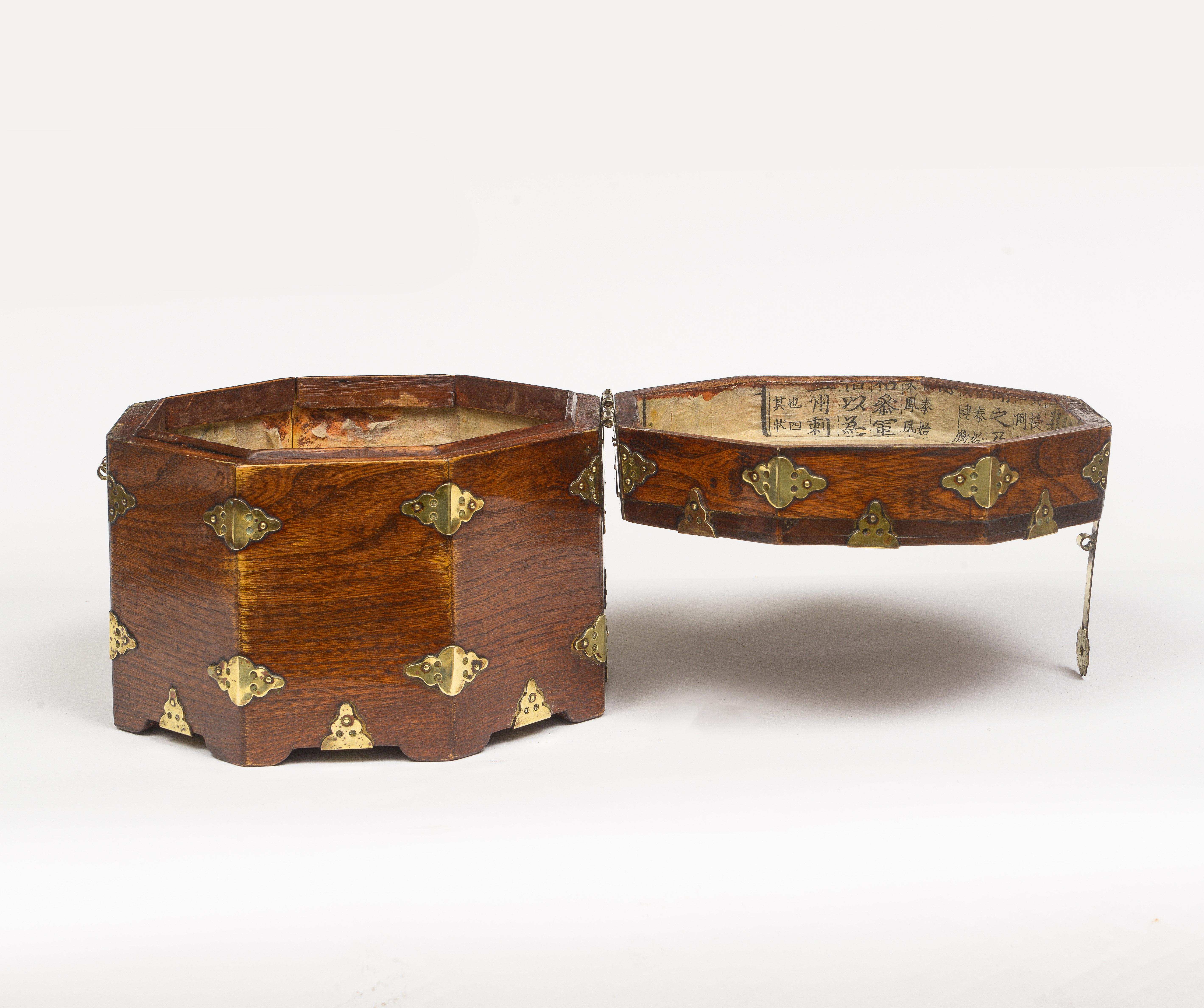 Fait main Boîte octogonale chinoise du milieu du 19e siècle en vente