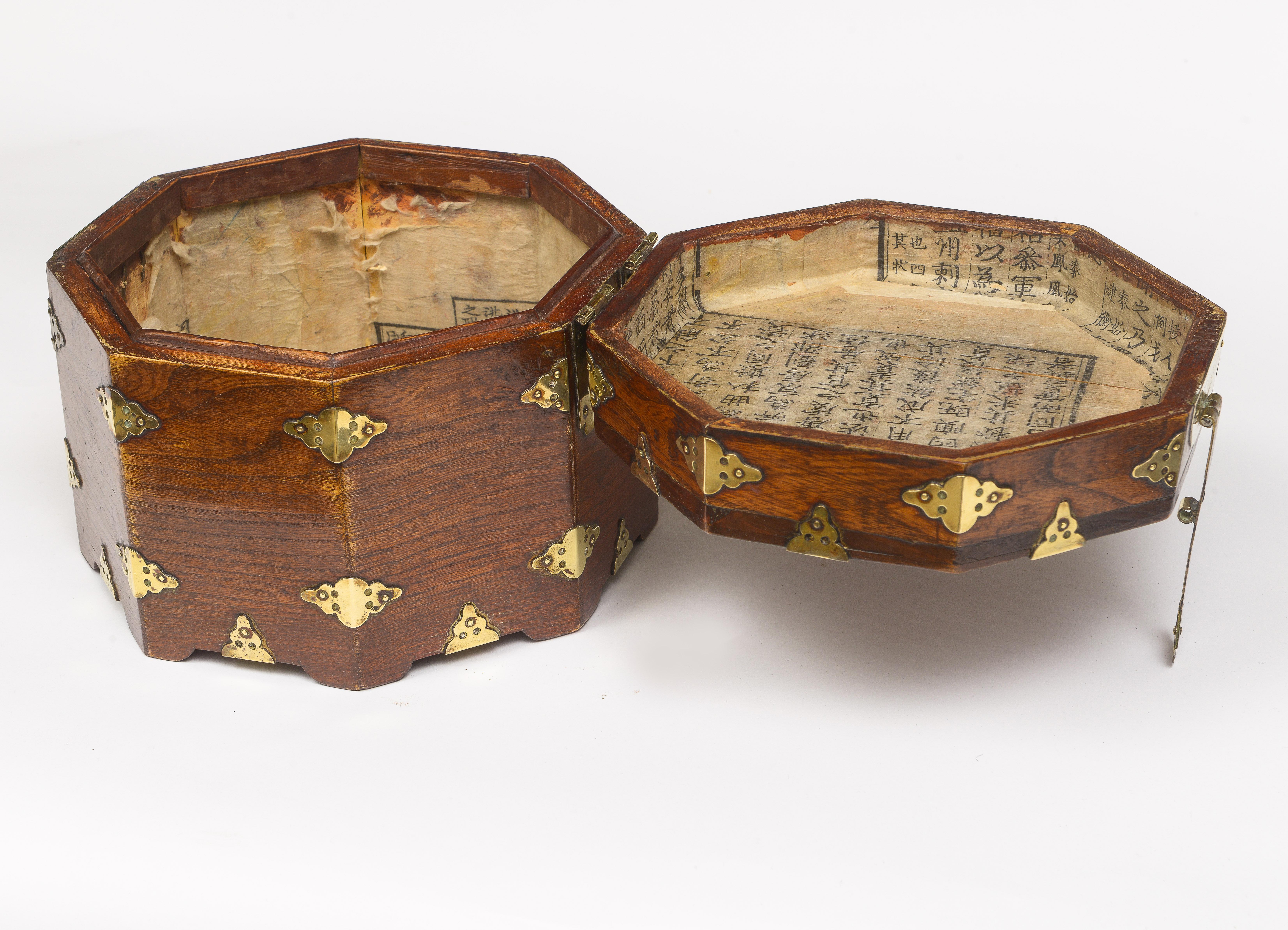 Chinesische achteckige Box aus der Mitte des 19. (19. Jahrhundert) im Angebot