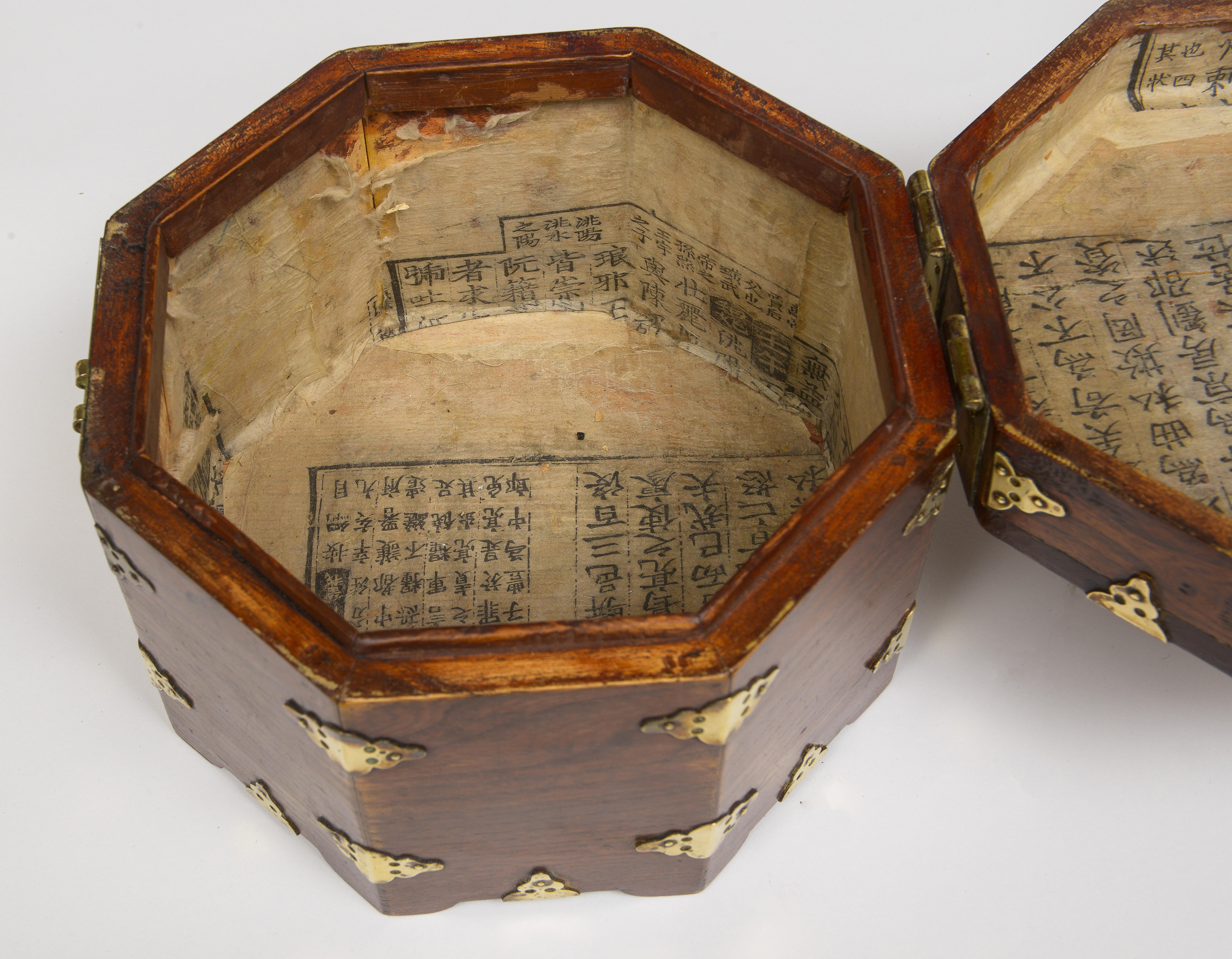 Laiton Boîte octogonale chinoise du milieu du 19e siècle en vente