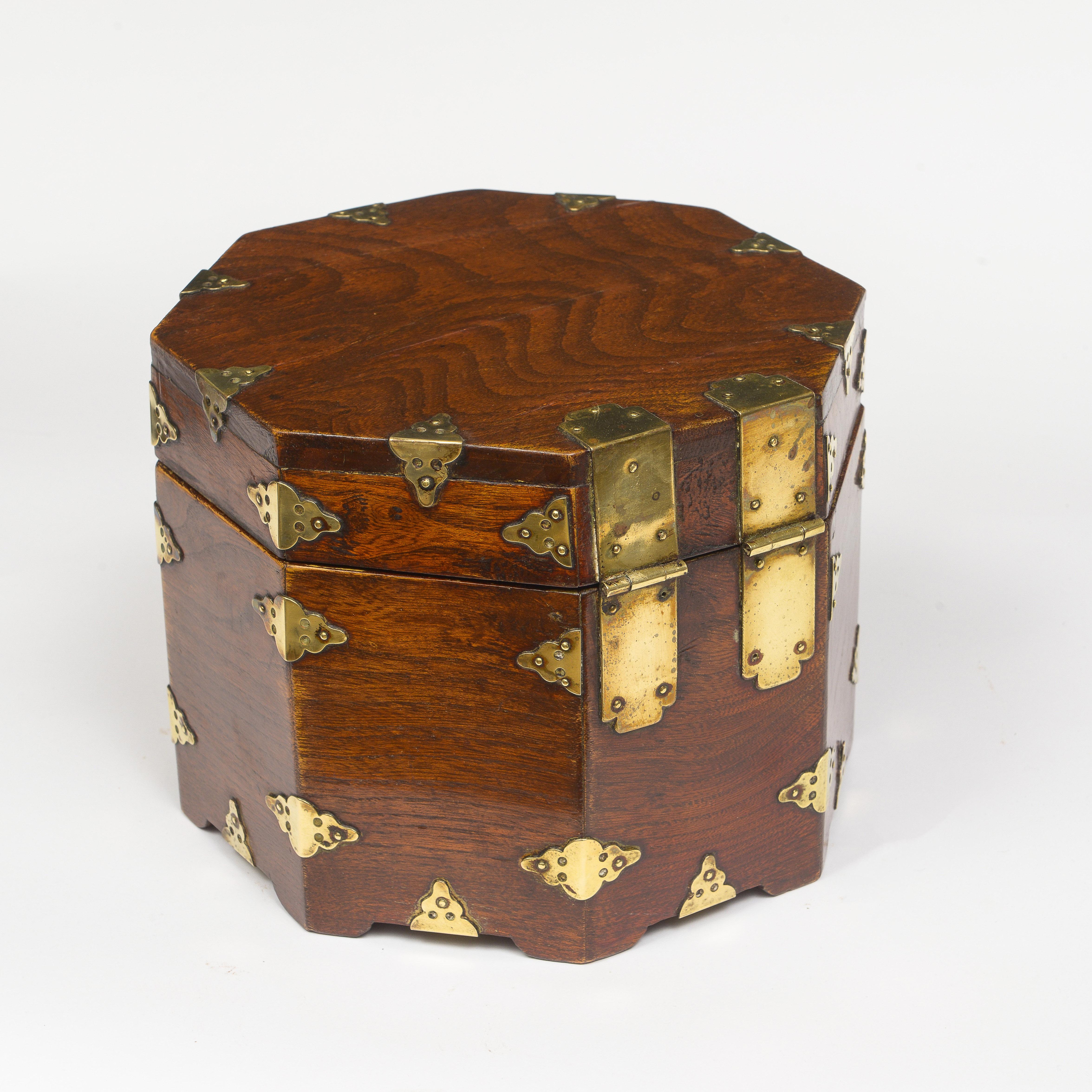 Mid 19th Century Chinese Octagonal Box For Sale 3