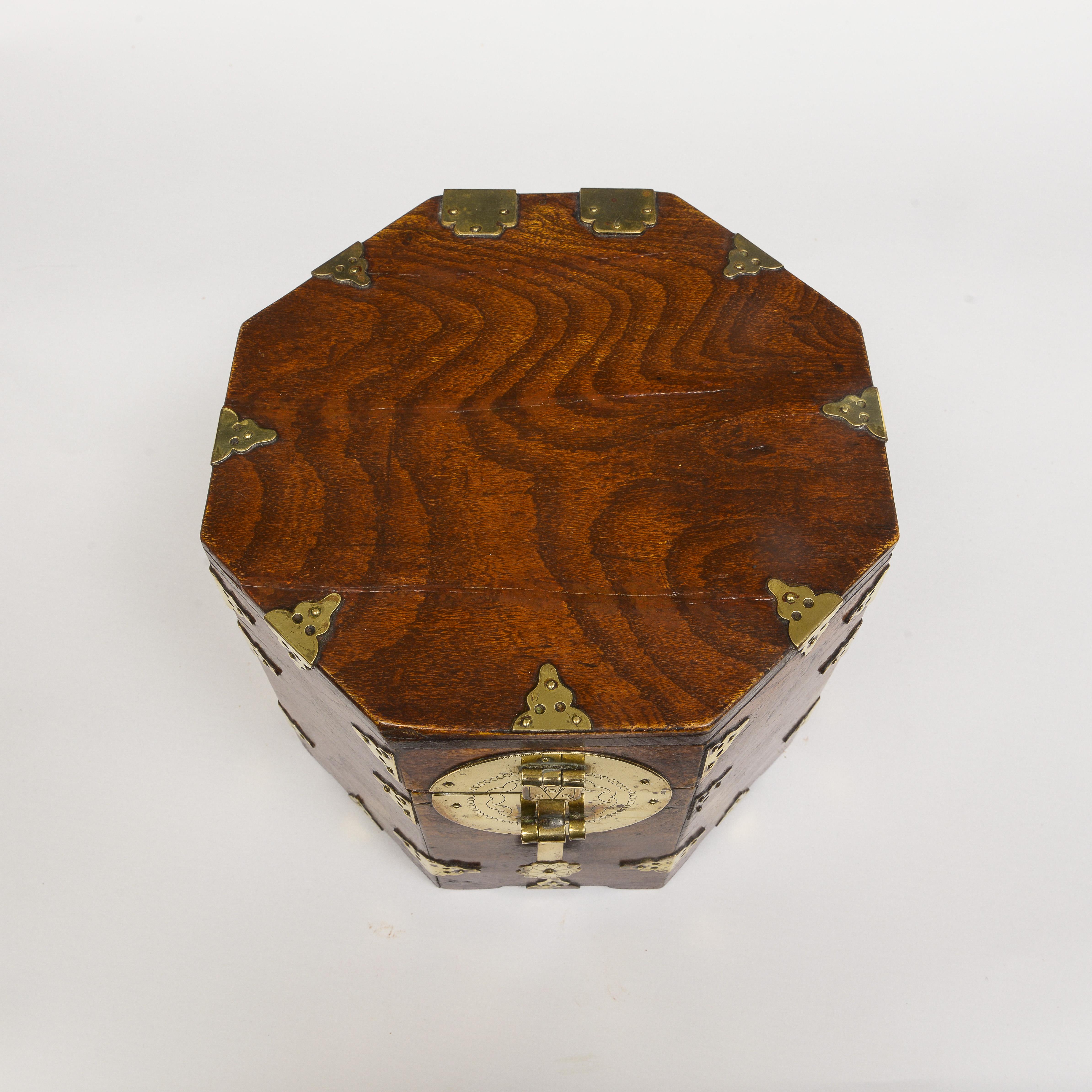 Mid 19th Century Chinese Octagonal Box For Sale 4