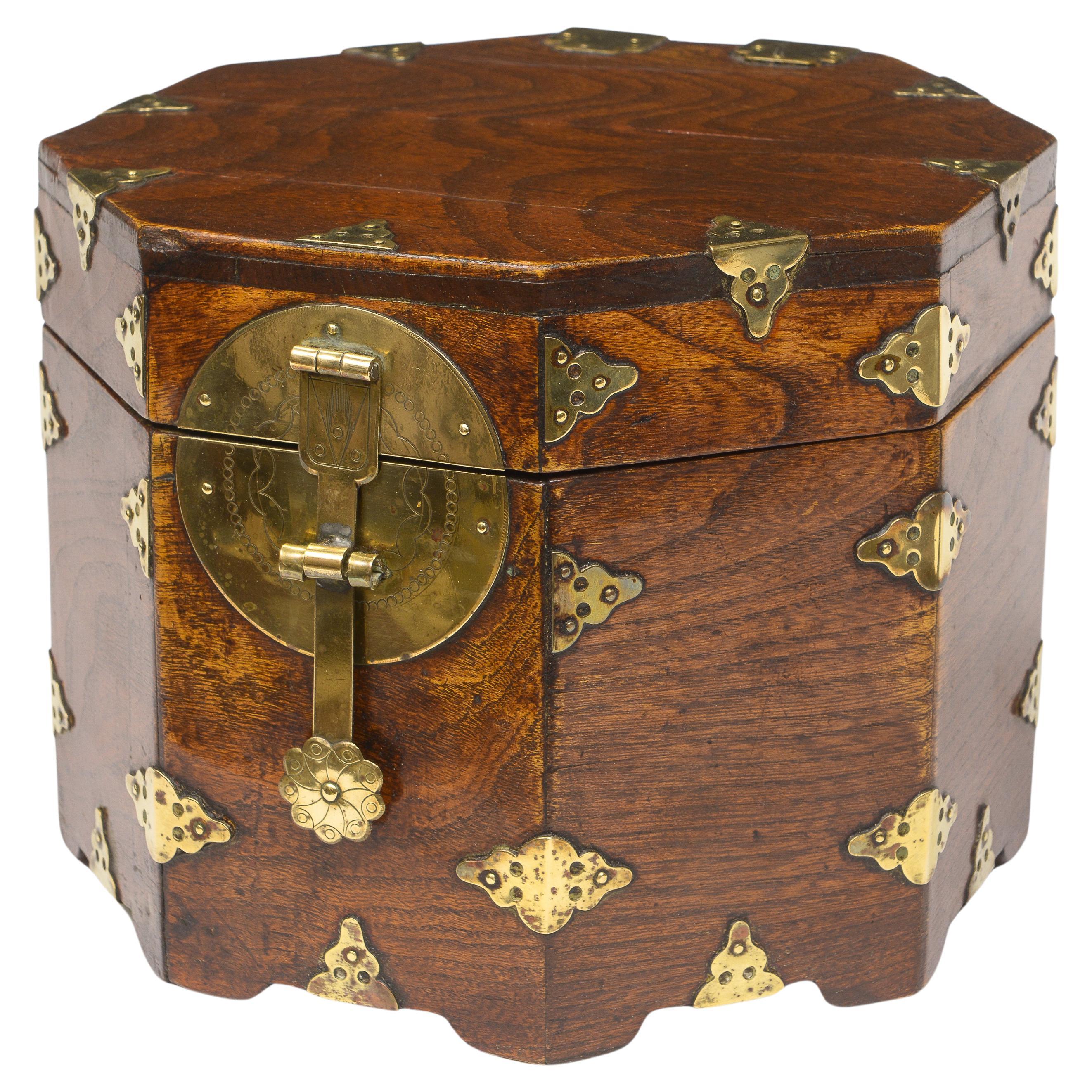 Boîte octogonale chinoise du milieu du 19e siècle en vente