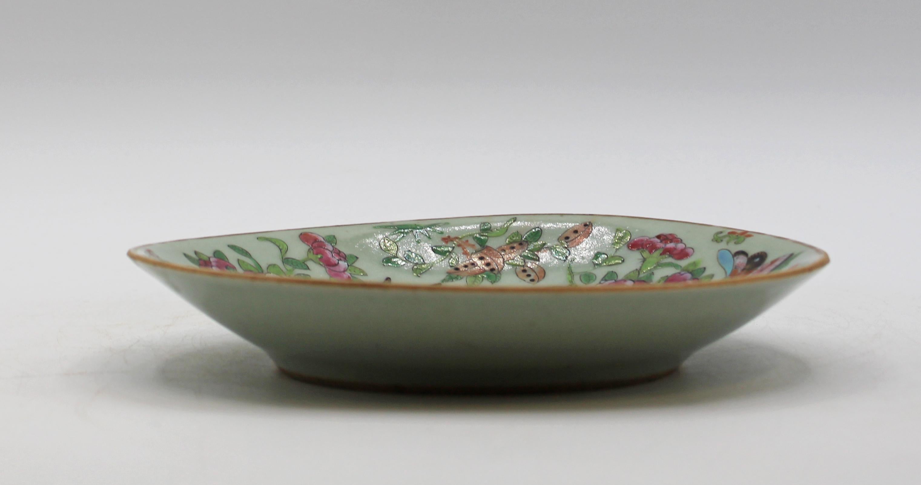 Piatto in porcellana cinese celadon della metà del XIX secolo. Robusta smaltatura con uccelli, farfalle, fiori e frutti dai colori vivaci. Segno di taglio blu sotto le smussature sul fondo. Un bell'esemplare del periodo della dinastia Qing.