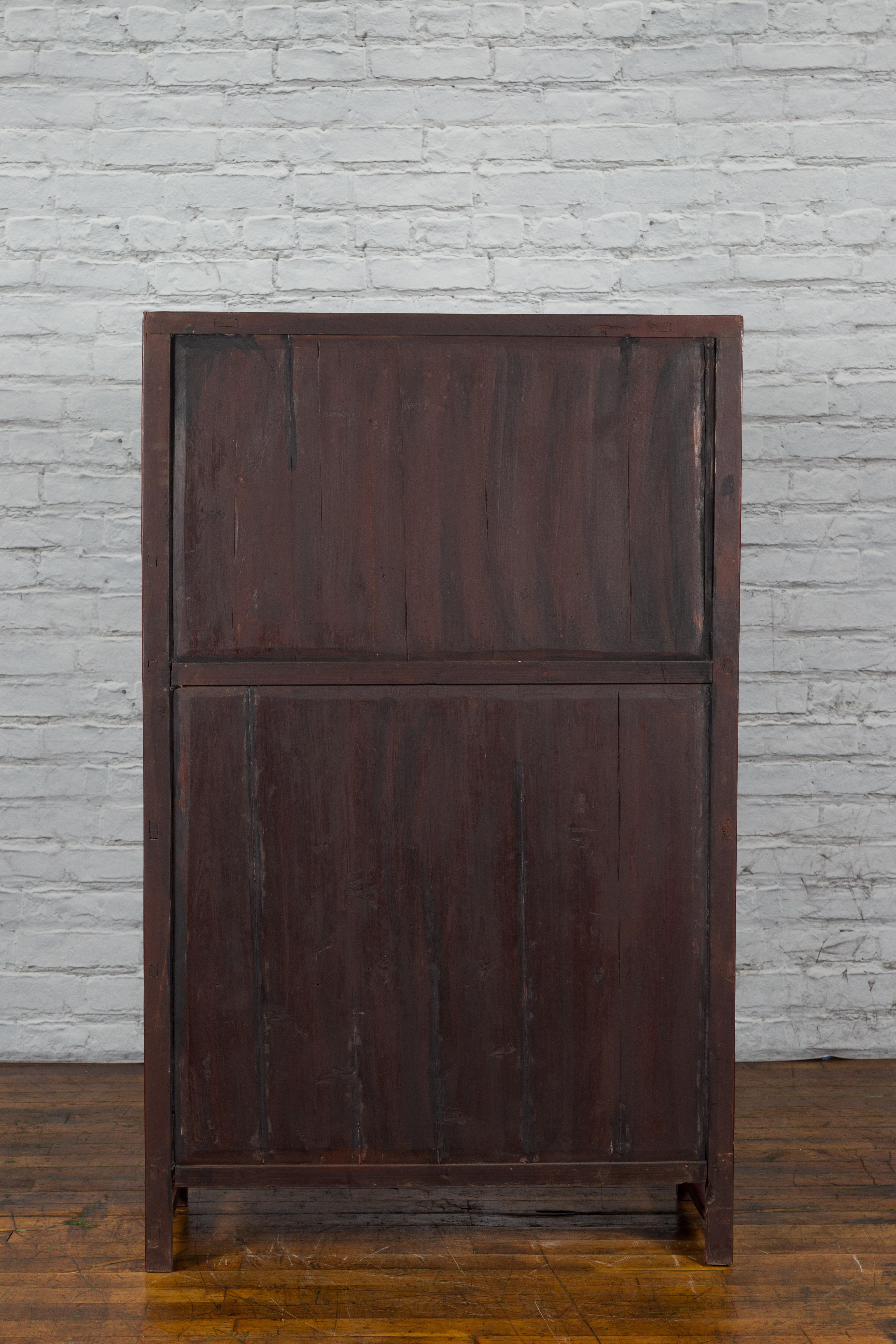 Armoire chinoise du milieu du 19e siècle en laque rouge Qing avec plusieurs portes sculptées en vente 3