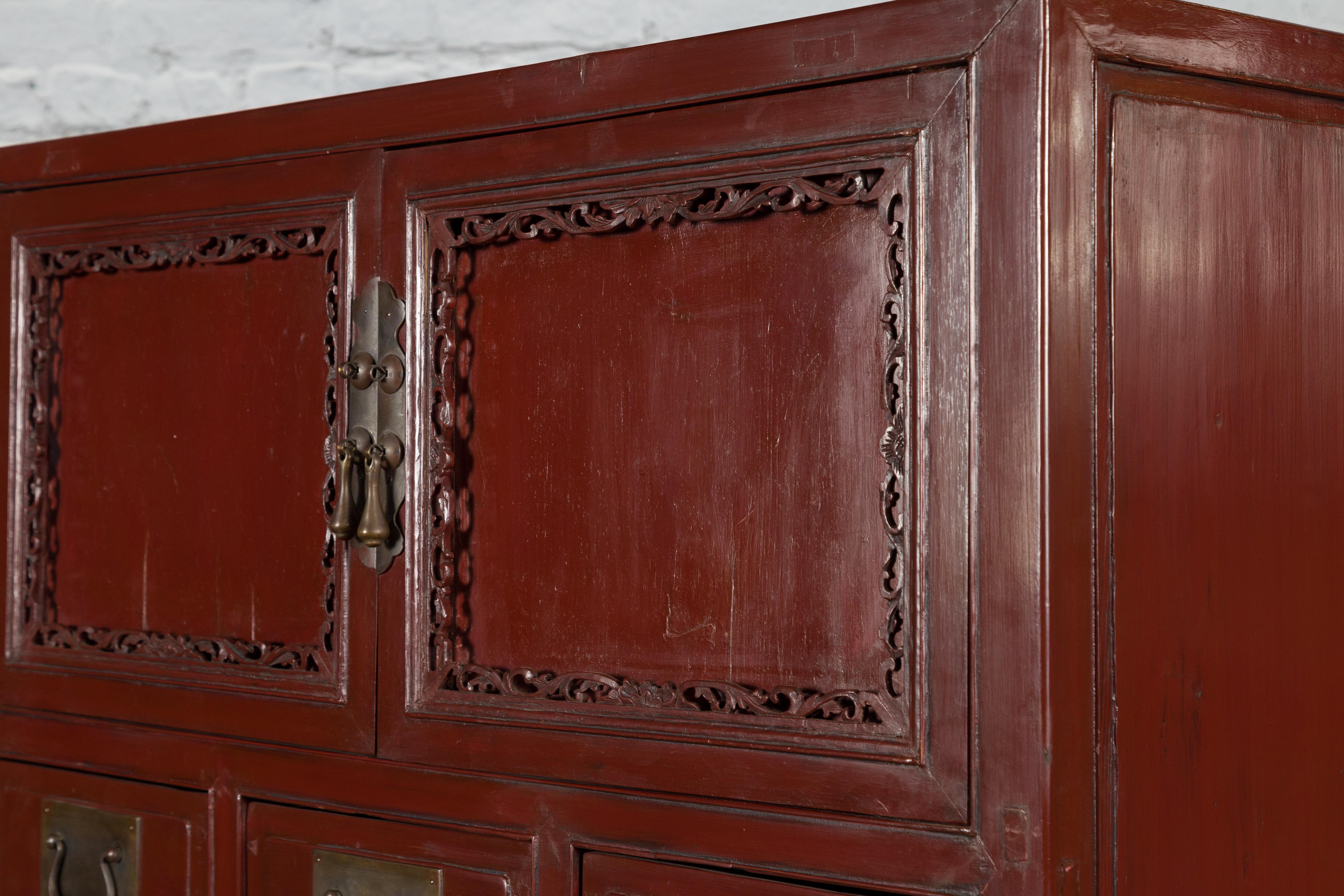 Armoire chinoise du milieu du 19e siècle en laque rouge Qing avec plusieurs portes sculptées en vente 5