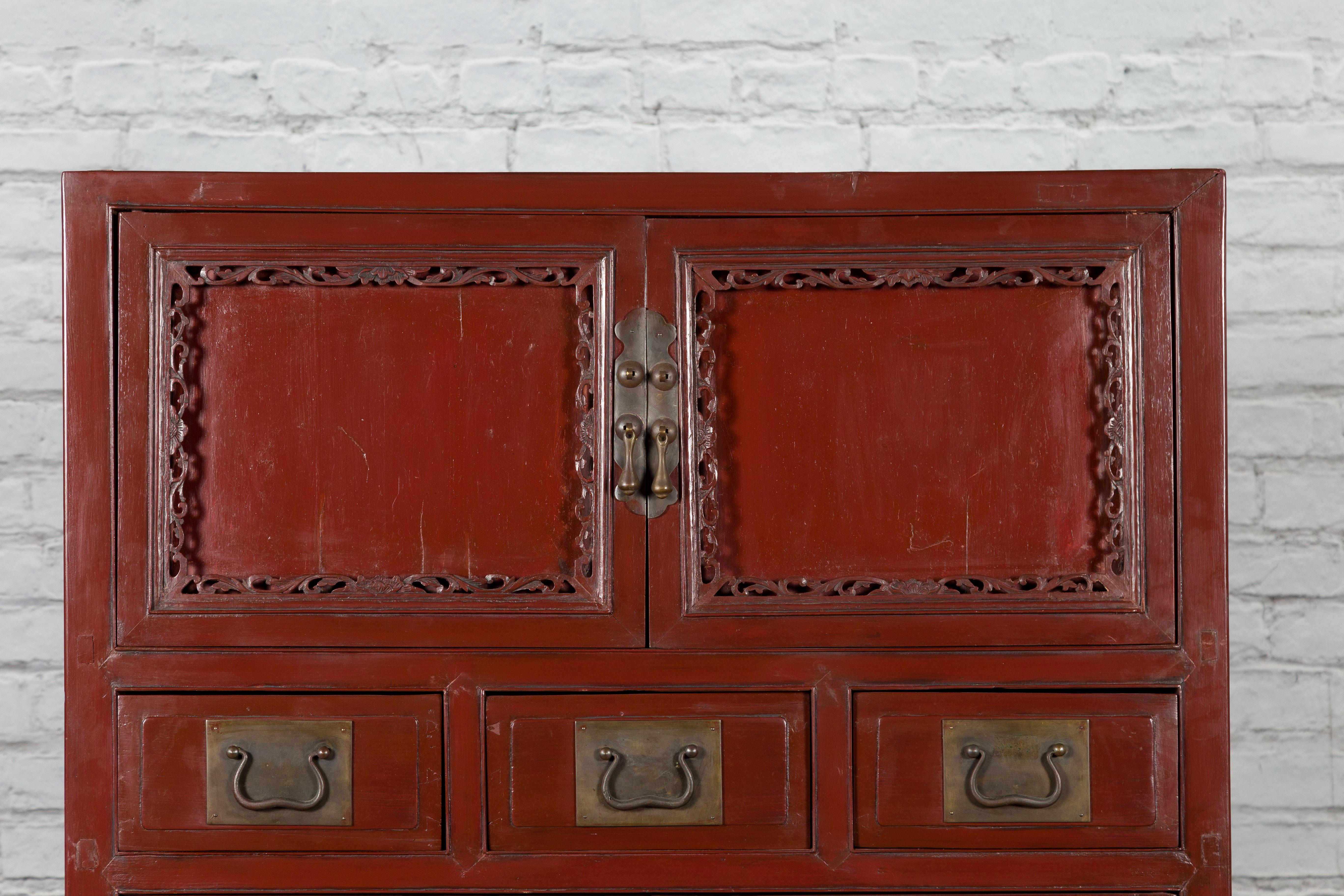 Laqué Armoire chinoise du milieu du 19e siècle en laque rouge Qing avec plusieurs portes sculptées en vente