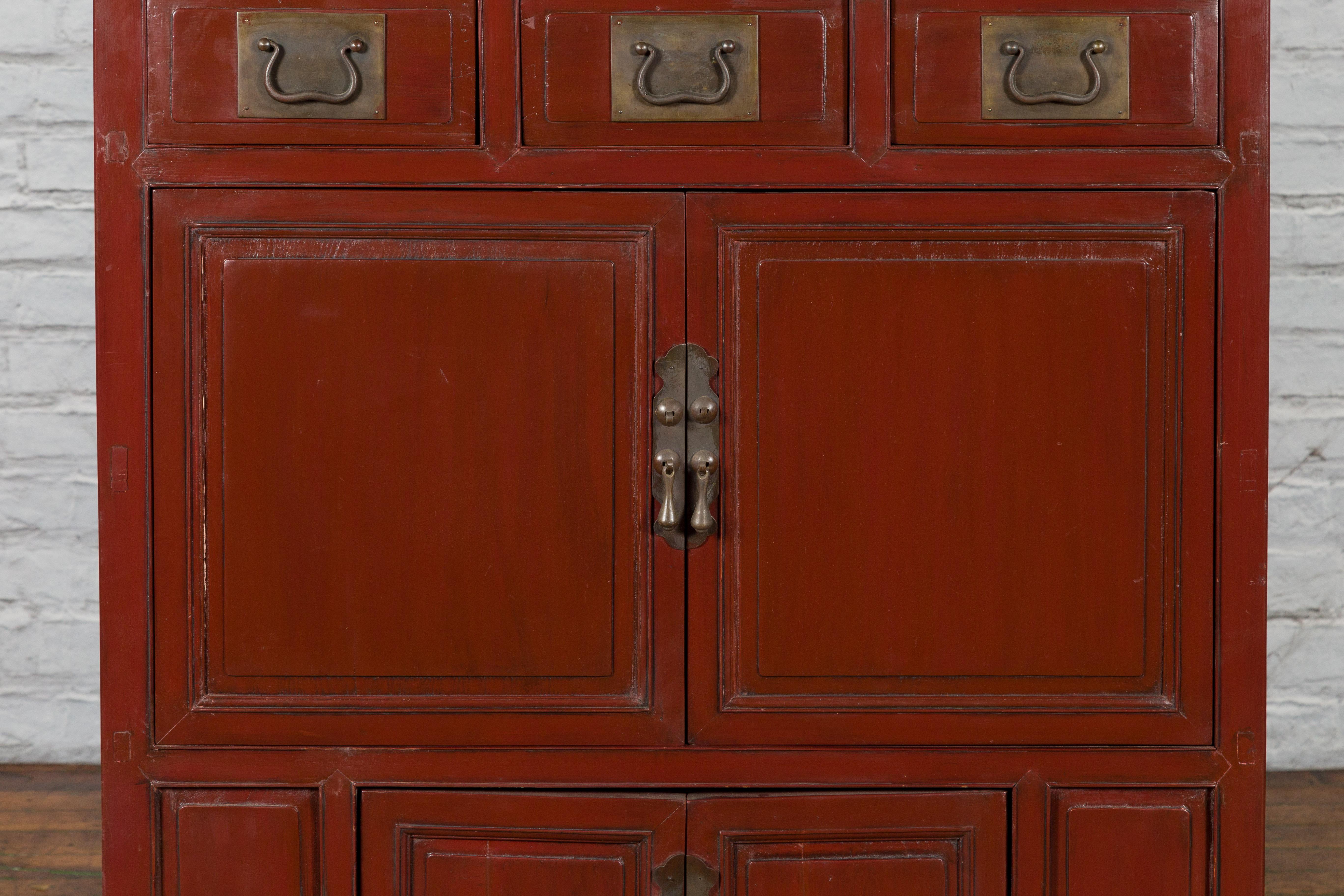 XIXe siècle Armoire chinoise du milieu du 19e siècle en laque rouge Qing avec plusieurs portes sculptées en vente