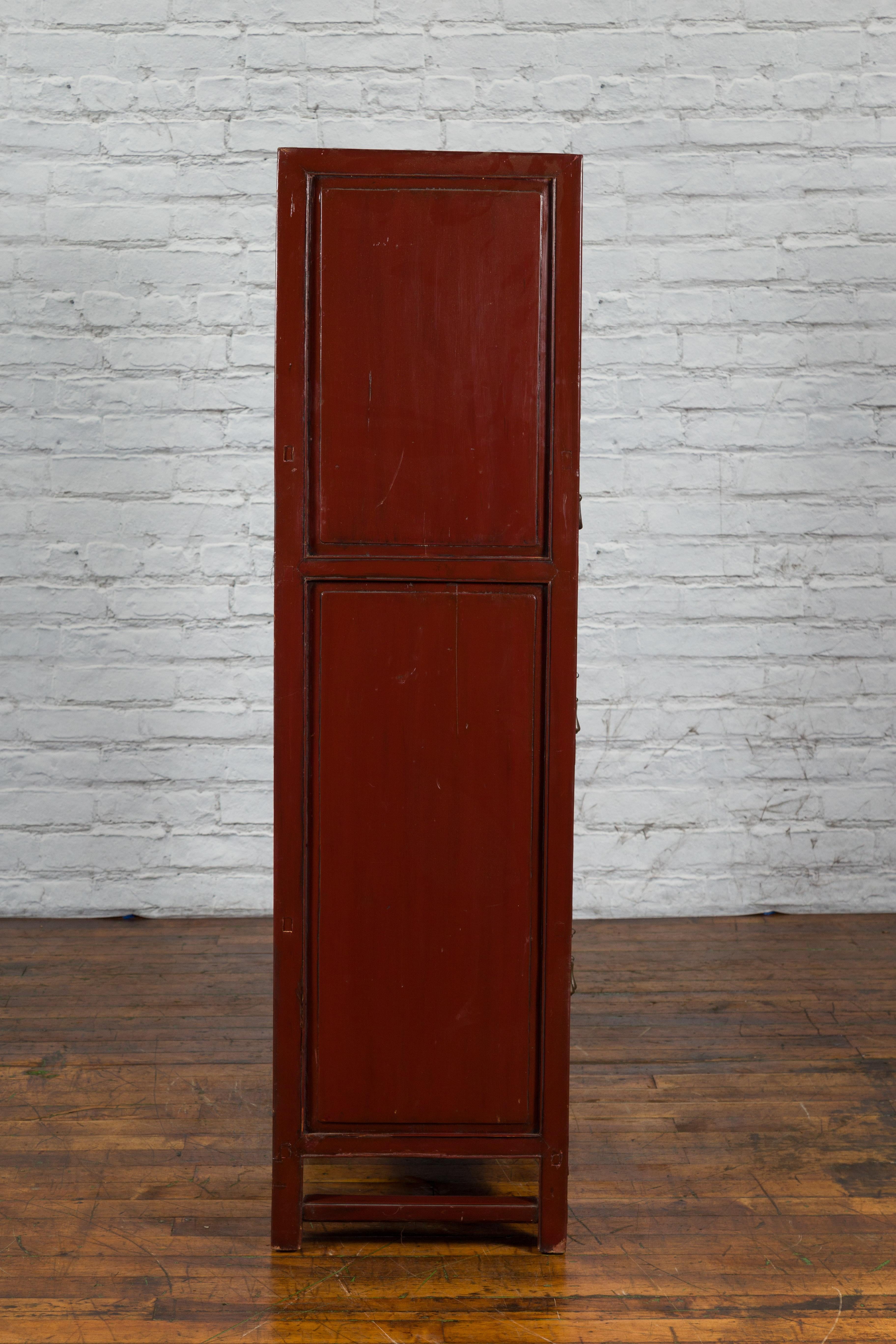Armoire chinoise du milieu du 19e siècle en laque rouge Qing avec plusieurs portes sculptées en vente 2