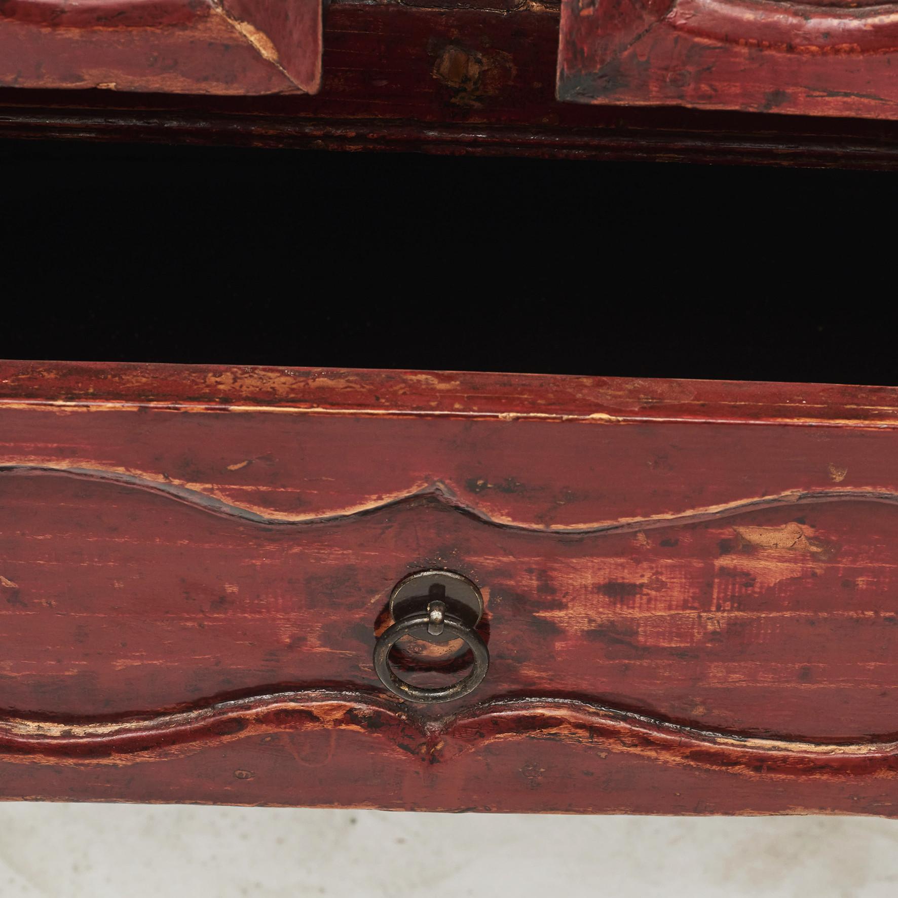 Chinesisches Sideboard aus rotem Lack mit 3 Schubladen aus der Mitte des 19. Jahrhunderts (Qing-Dynastie) im Angebot