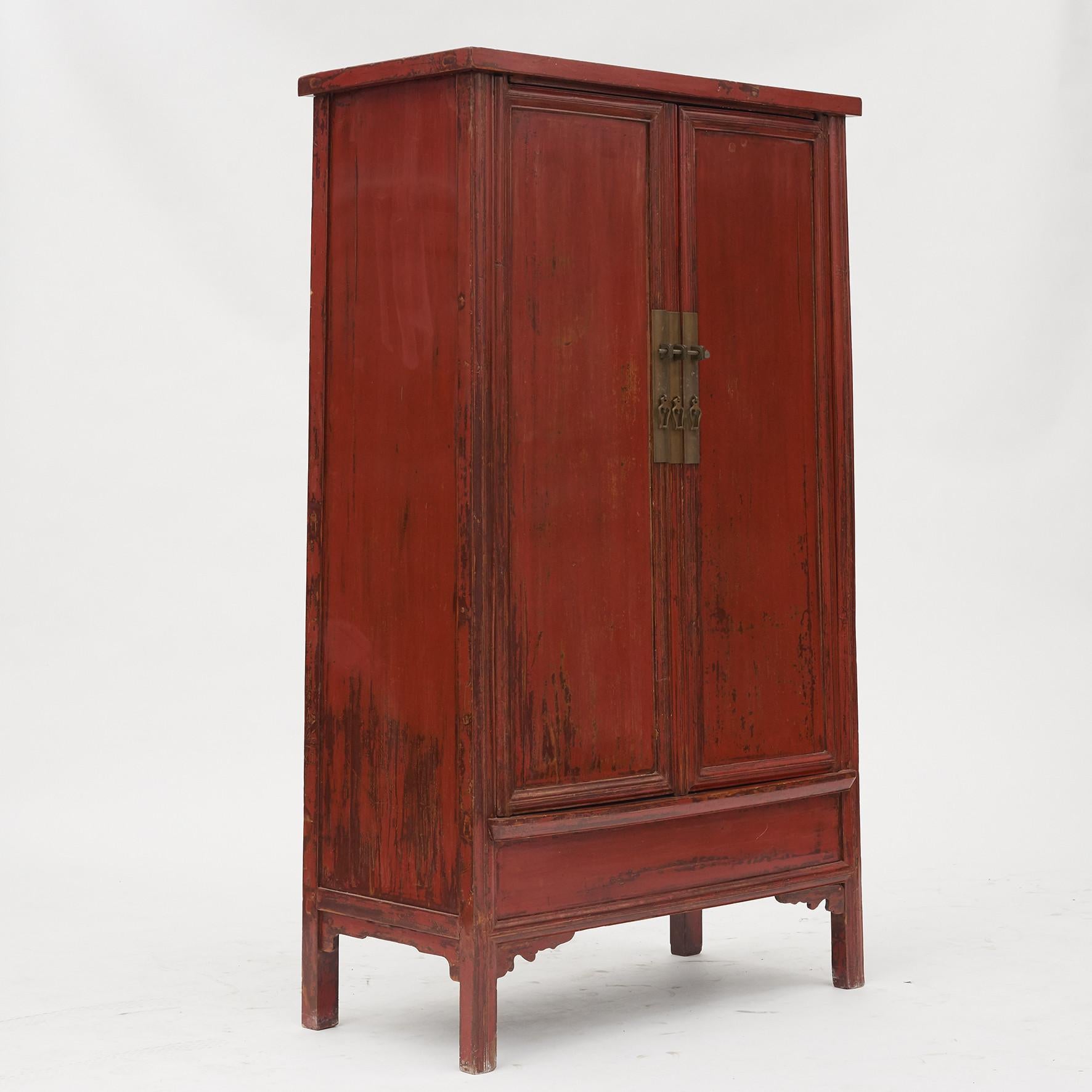 Ming style lacquered wedding cabinet from Suzhou near Shanghai, mid-19th century.
With preserved original red lacquer. Pair of doors fitted with bronze lock. Inside shelves and pair of drawers.
Rare good condition.

(K).