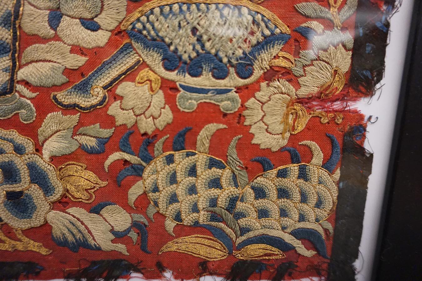 Chinesische Seiden- und Wollstickerei aus der Mitte des 19. (Frühes 19. Jahrhundert) im Angebot