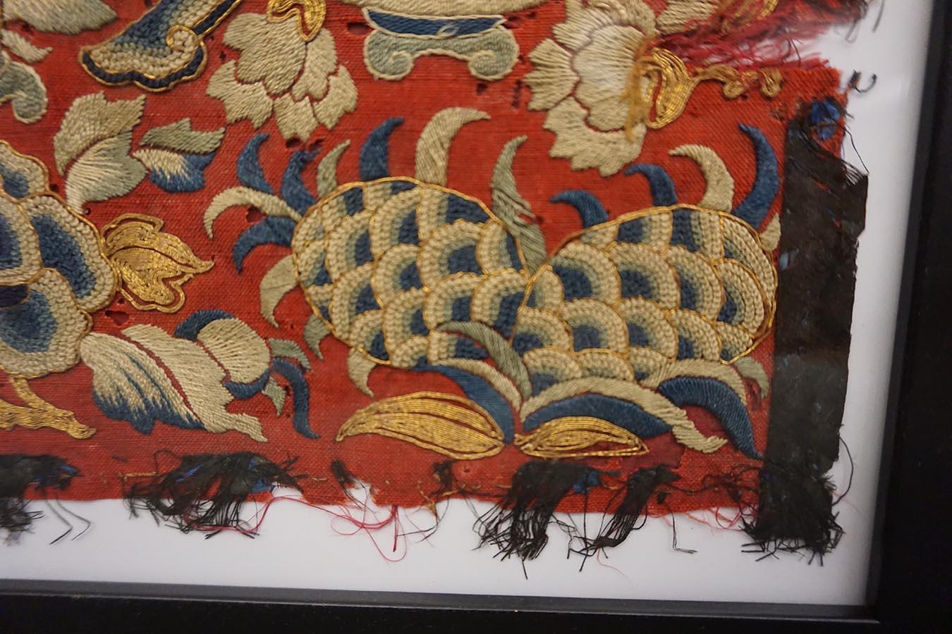 Chinesische Seiden- und Wollstickerei aus der Mitte des 19. im Angebot 1