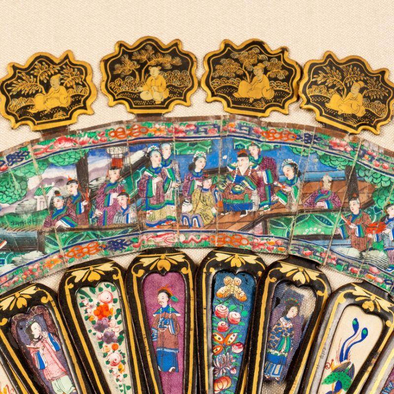 XIXe siècle Éventail télescopique chinois du milieu du 19e siècle de chapiteaux en laque noire décorés de dorures en vente