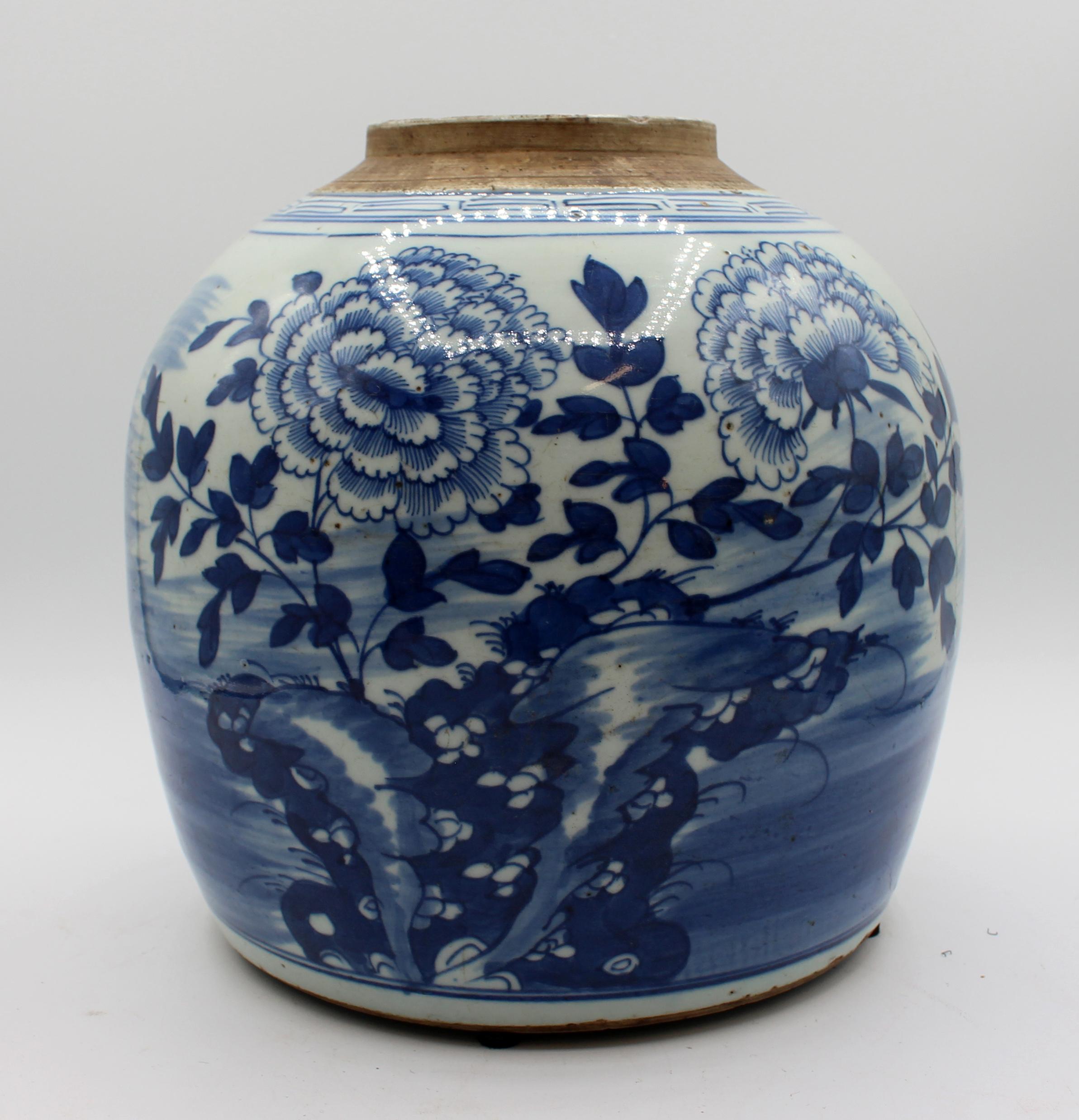 Mid-19th century large blue & white Chinese Export jar. Chrysanthemum decorated. Qing dynasty. No cover. Hairline near rim. 9