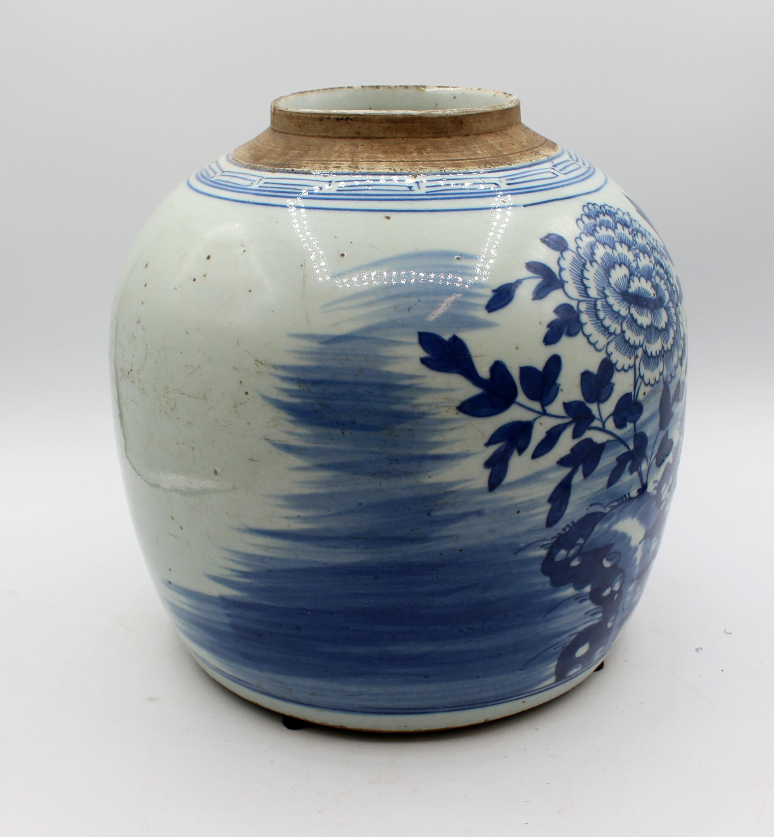 Mid-19th Century Chrysanthemum Chinese Export Jar In Good Condition In Chapel Hill, NC