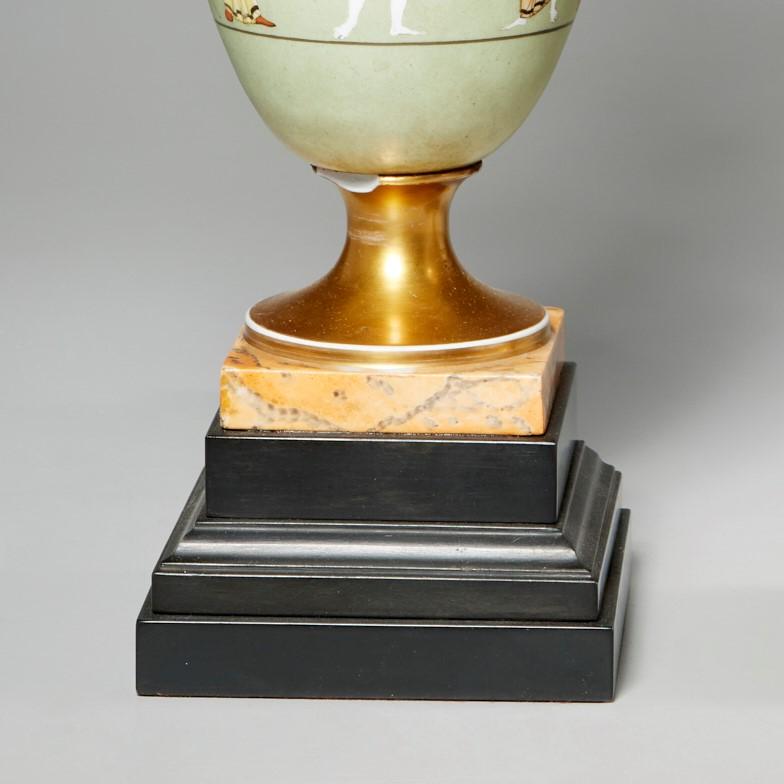 Kontinentale Porzellanurne aus der Mitte des 19. Jahrhunderts, umgewandelt in eine Lampe (Polychromiert) im Angebot