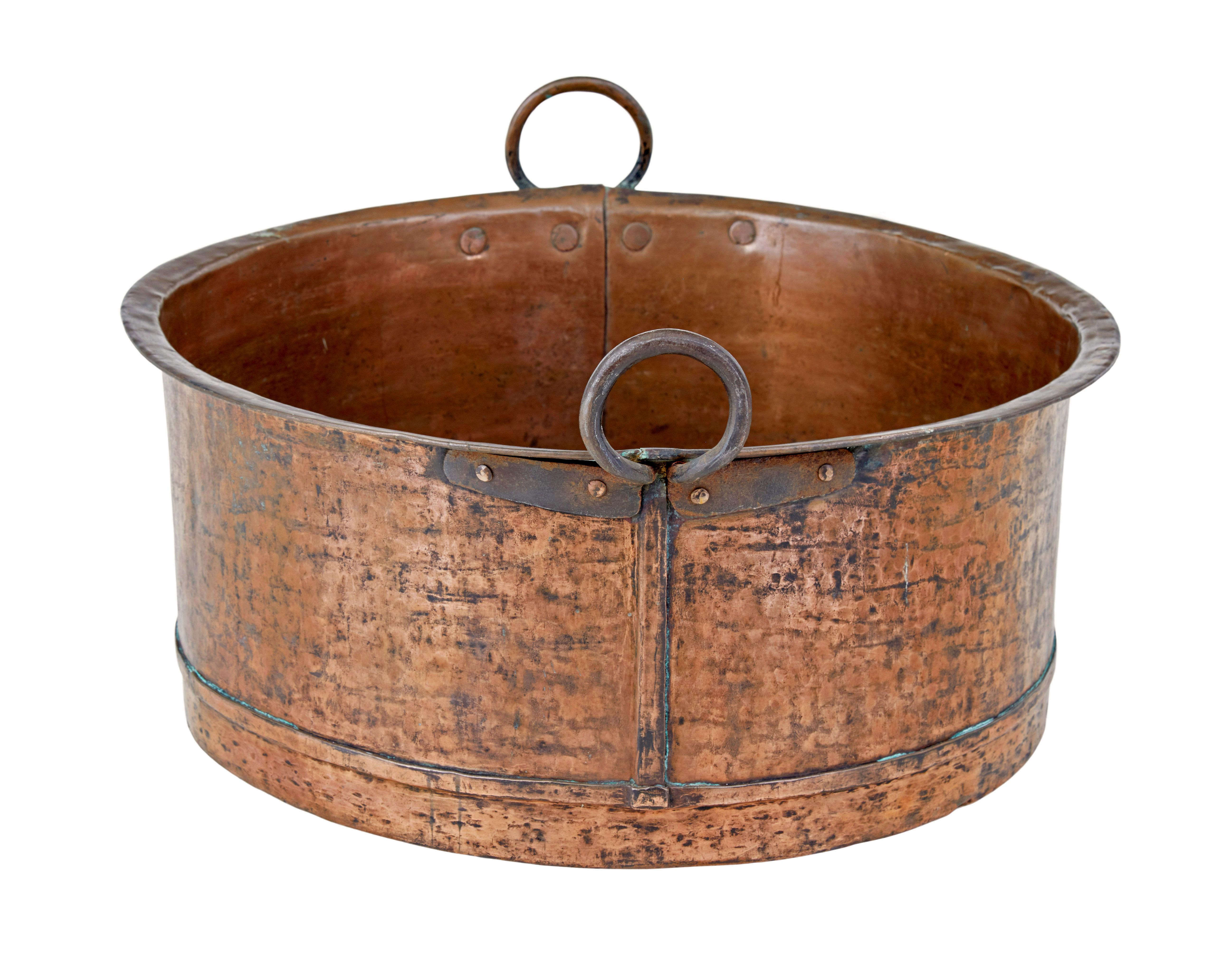 Récipient de cuisson en cuivre du 19e siècle, vers 1846.

Pot circulaire en cuivre de bonne qualité à fond arrondi.   Poignées en boucle rivetées à la main en fer.  Belle couleur et patine d'origine.  La date est inscrite sur le côté.

Idéal pour