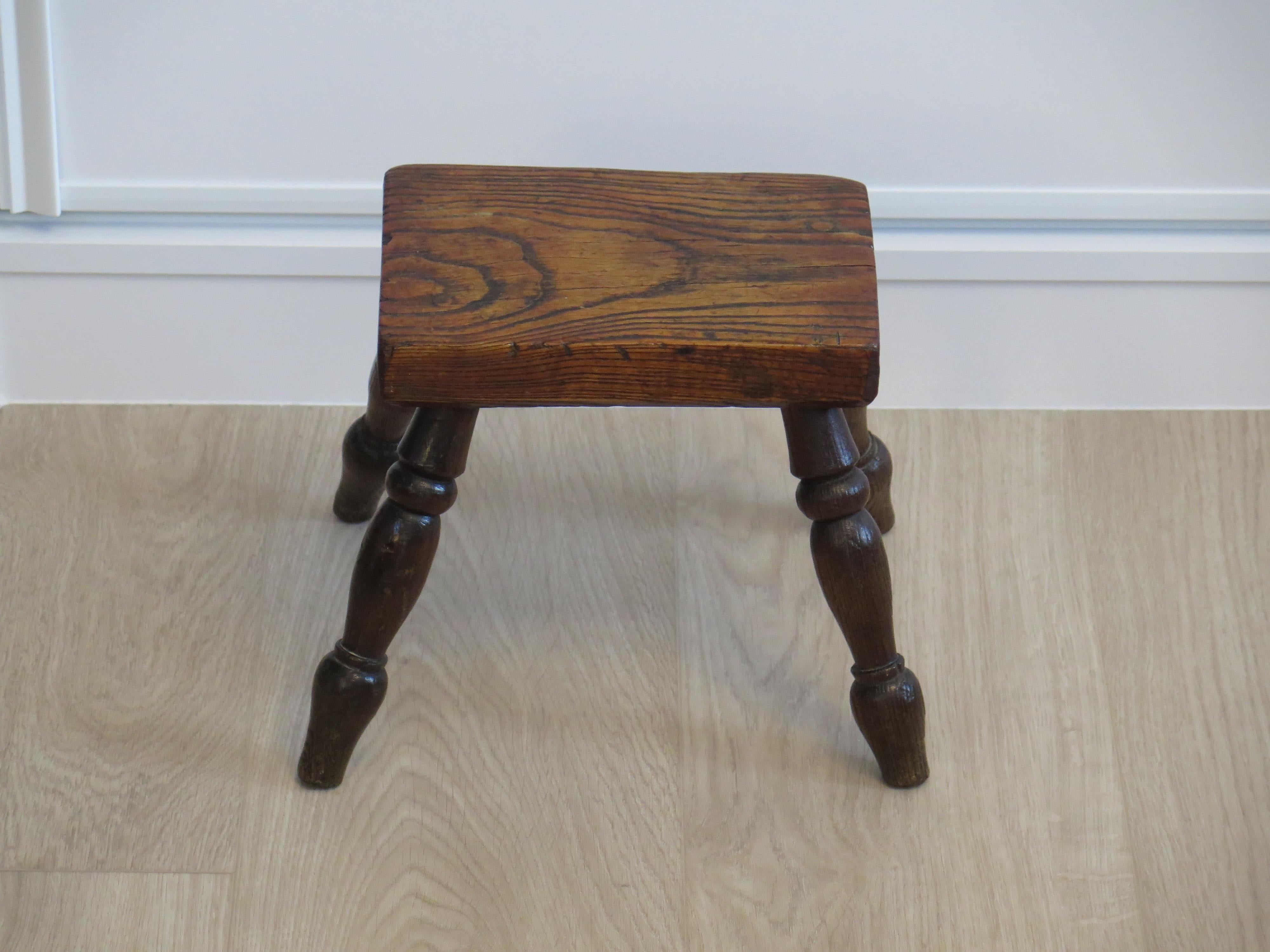 Reposapiés campestre o taburete para velas de mediados del siglo XIX en olmo, inglés circa 1840 en venta 4