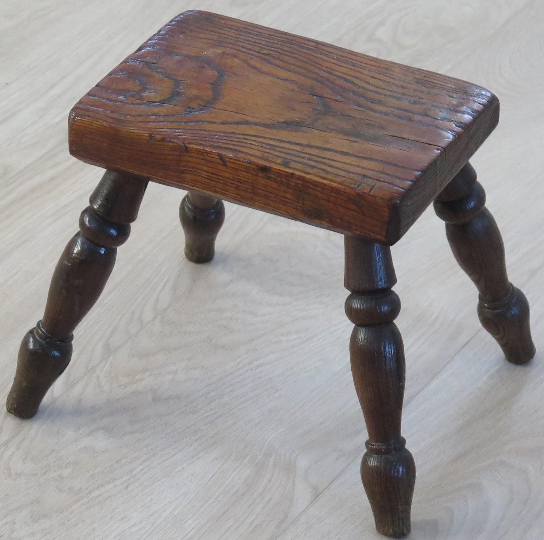 Reposapiés campestre o taburete para velas de mediados del siglo XIX en olmo, inglés circa 1840 Británico en venta