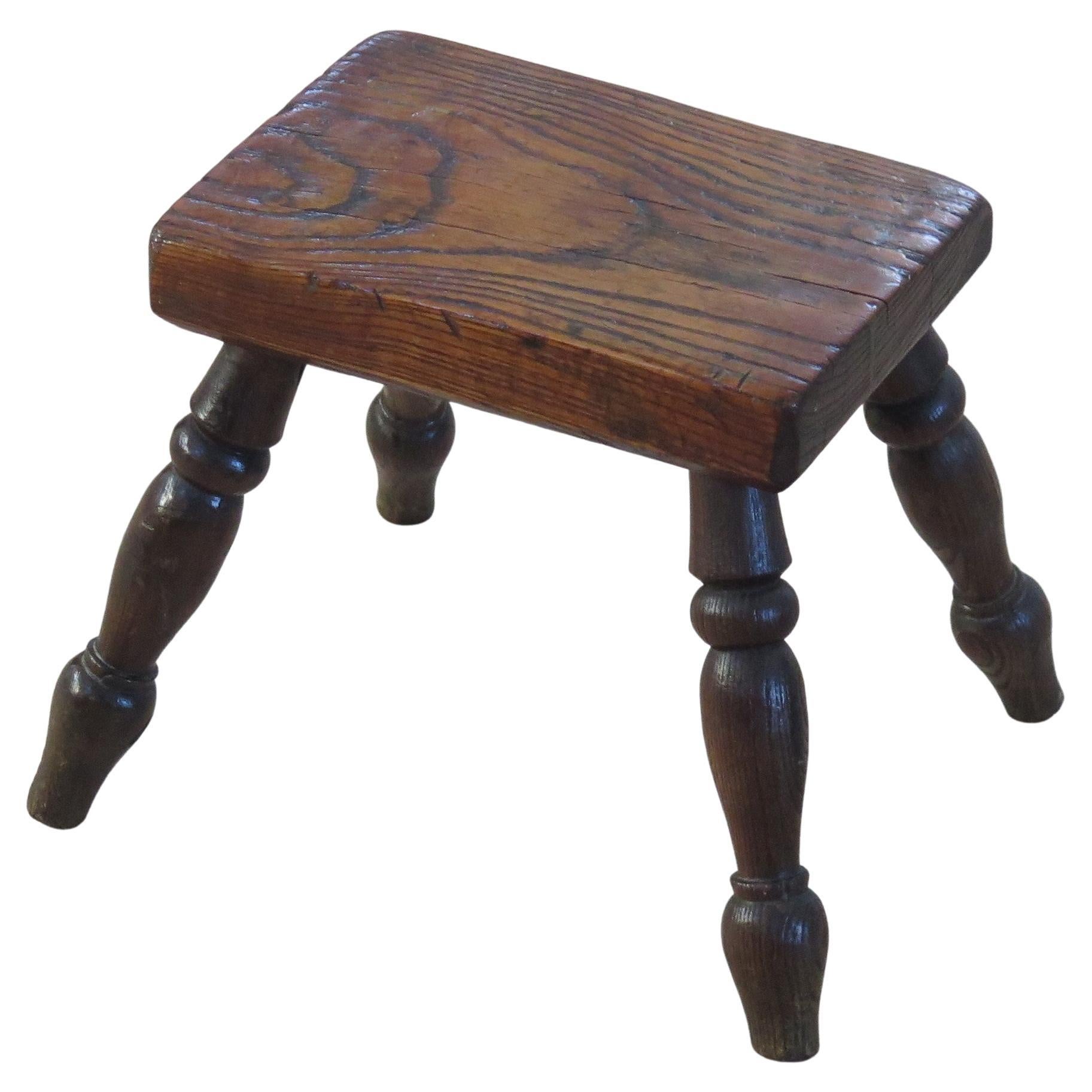 Reposapiés campestre o taburete para velas de mediados del siglo XIX en olmo, inglés circa 1840 Victoriano en venta