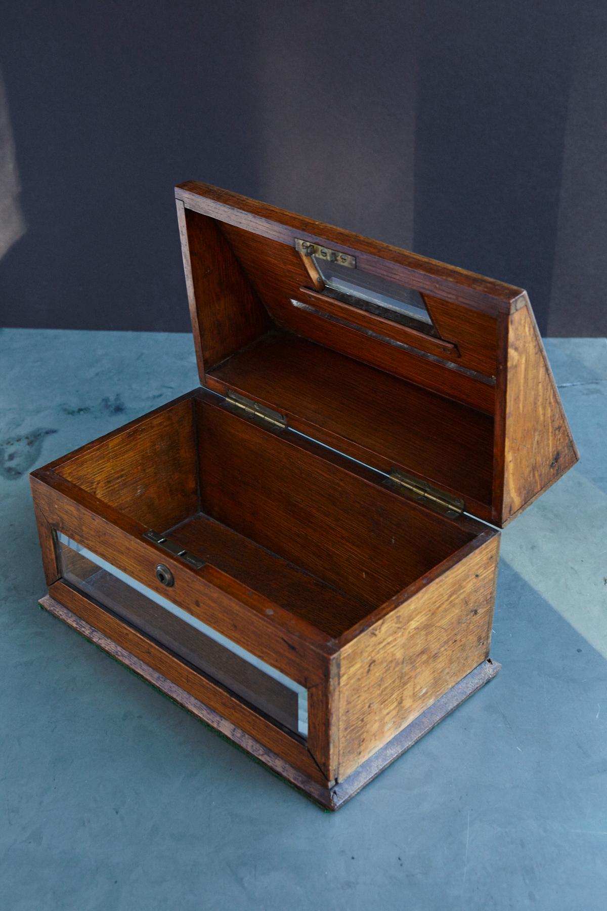 Mid-19th Century Country House Oak Letter Box with Brass Slot and Beveled Glass In Good Condition In Pau, FR