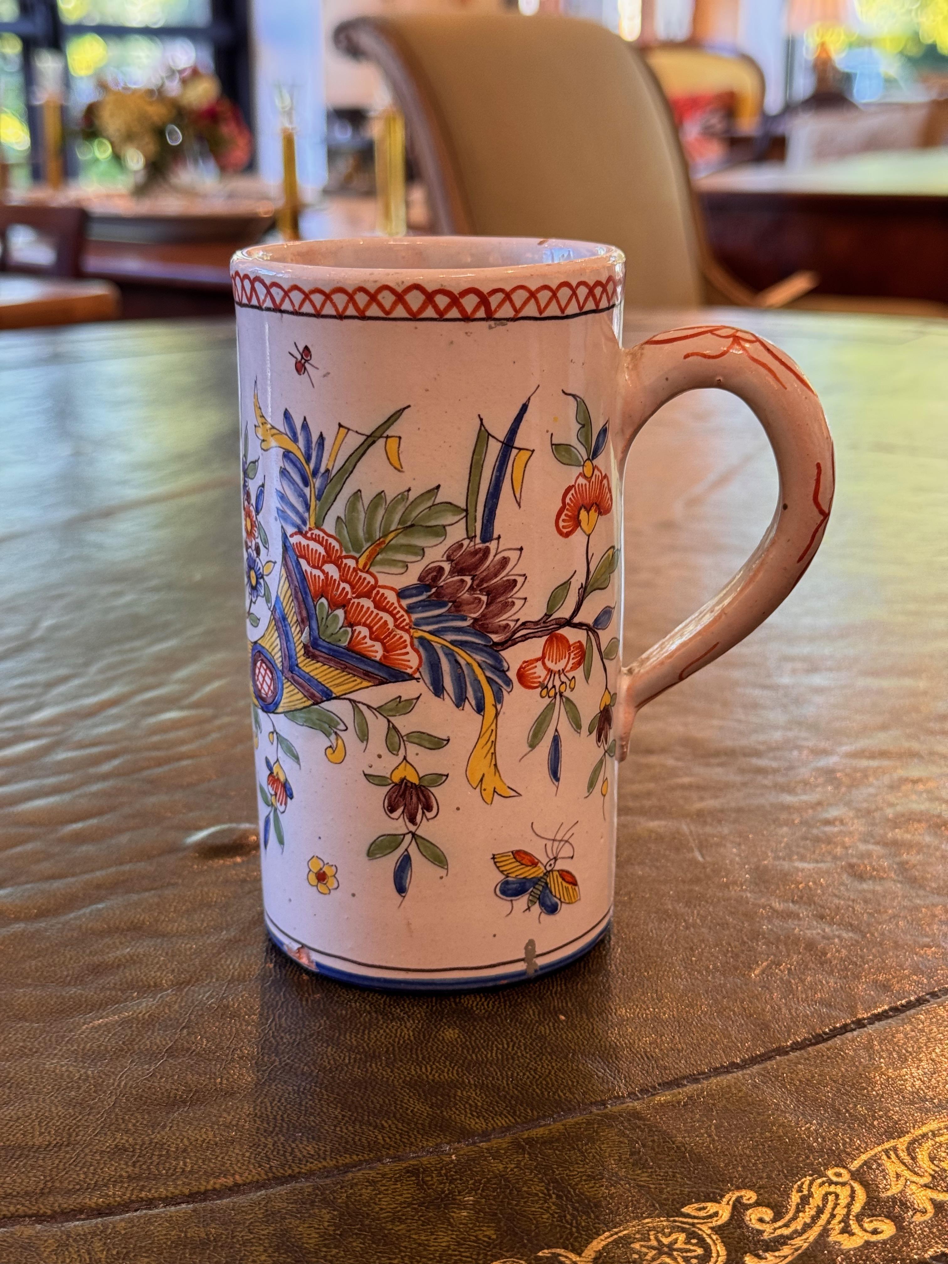 Café du matin ou vase de fleurs. Une belle décoration.