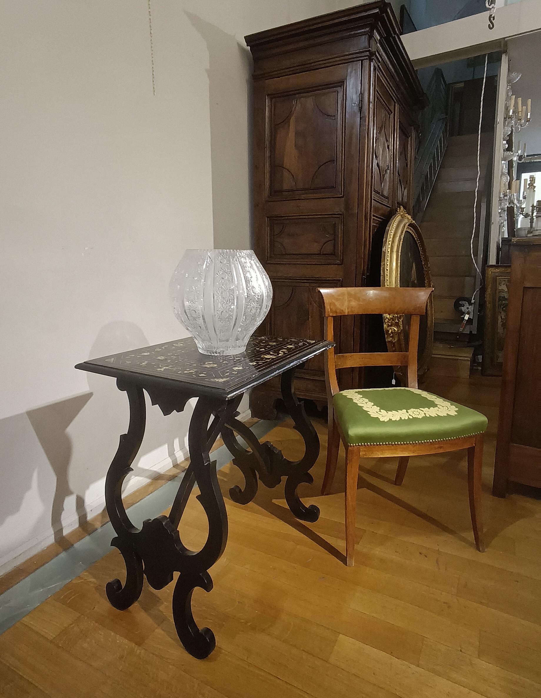 TABLE BASSE EN BOIS ÉBONISÉ AVEC INCRUSTATIONS, MILIEU DU 19E SIÈCLE en vente 3