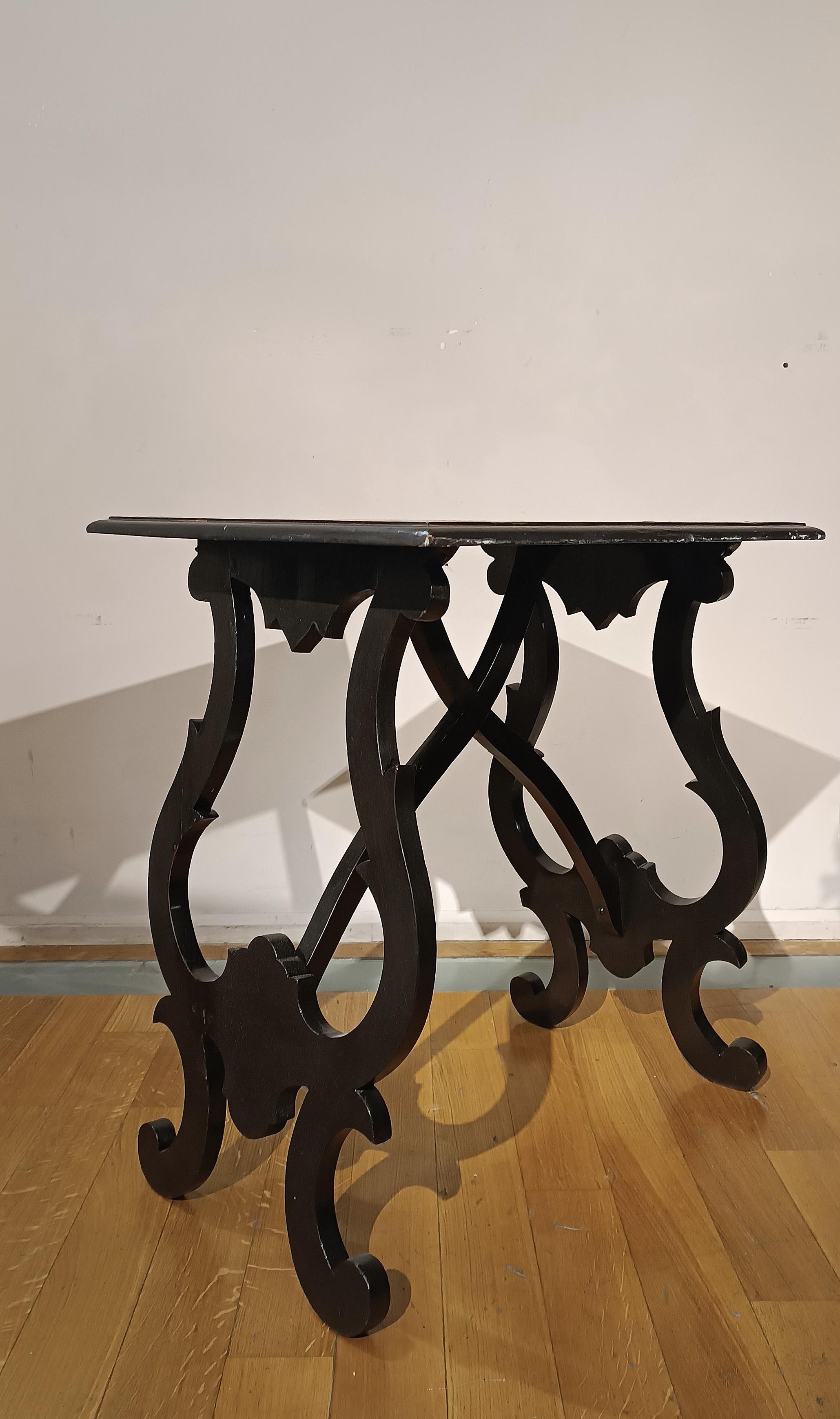 TABLE BASSE EN BOIS ÉBONISÉ AVEC INCRUSTATIONS, MILIEU DU 19E SIÈCLE en vente 4