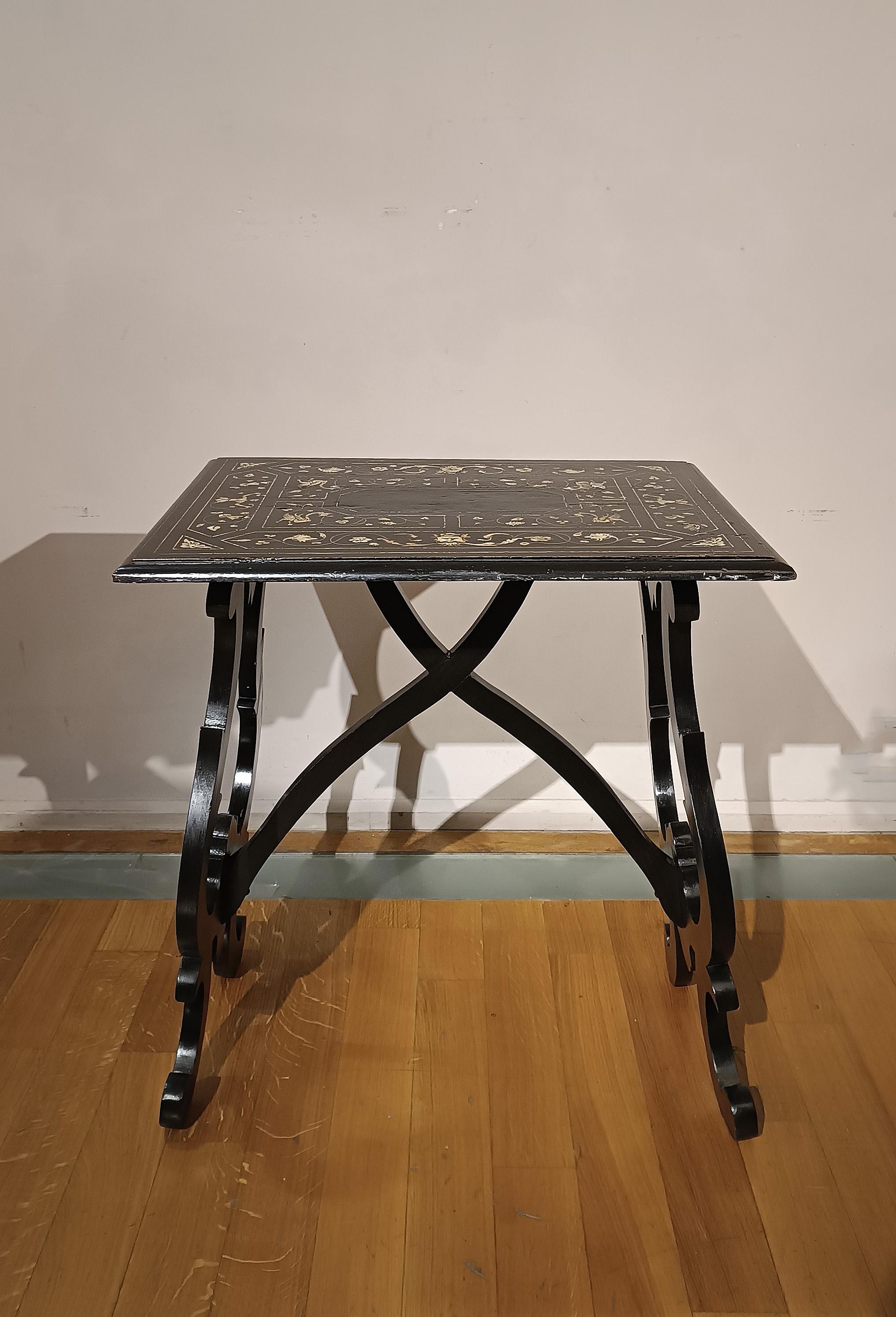 TABLE BASSE EN BOIS ÉBONISÉ AVEC INCRUSTATIONS, MILIEU DU 19E SIÈCLE en vente 5