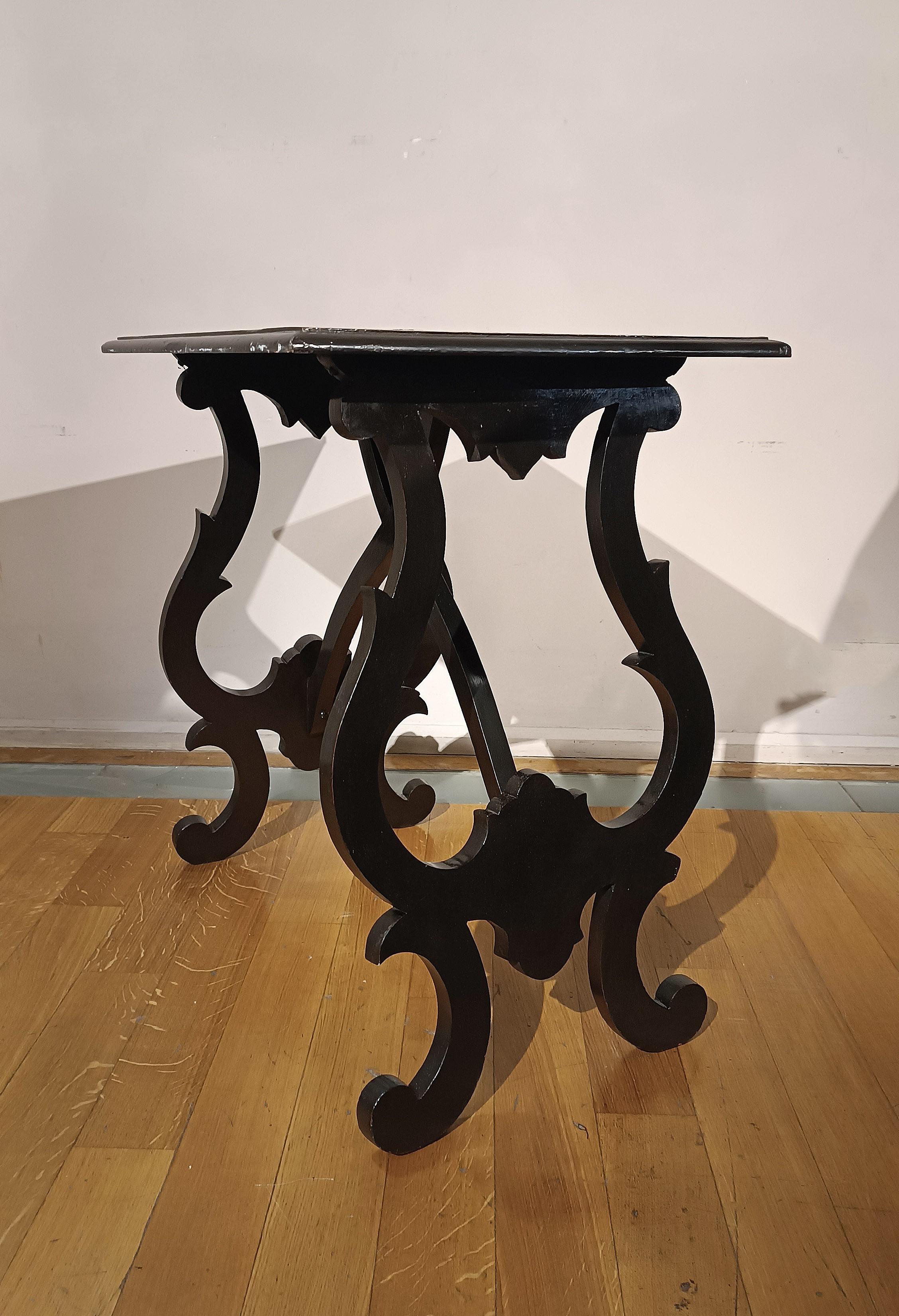 Italian TABLE BASSE EN BOIS ÉBONISÉ AVEC INCRUSTATIONS, MILIEU DU 19E SIÈCLE en vente