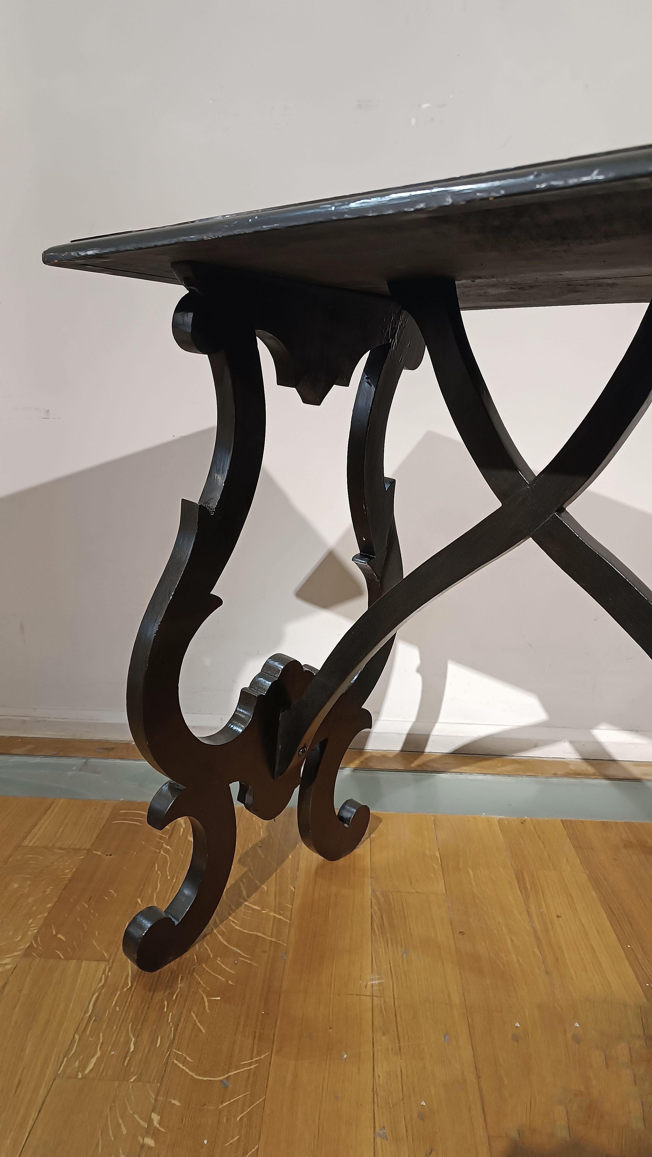 TABLE BASSE EN BOIS ÉBONISÉ AVEC INCRUSTATIONS, MILIEU DU 19E SIÈCLE Bon état - En vente à Firenze, FI