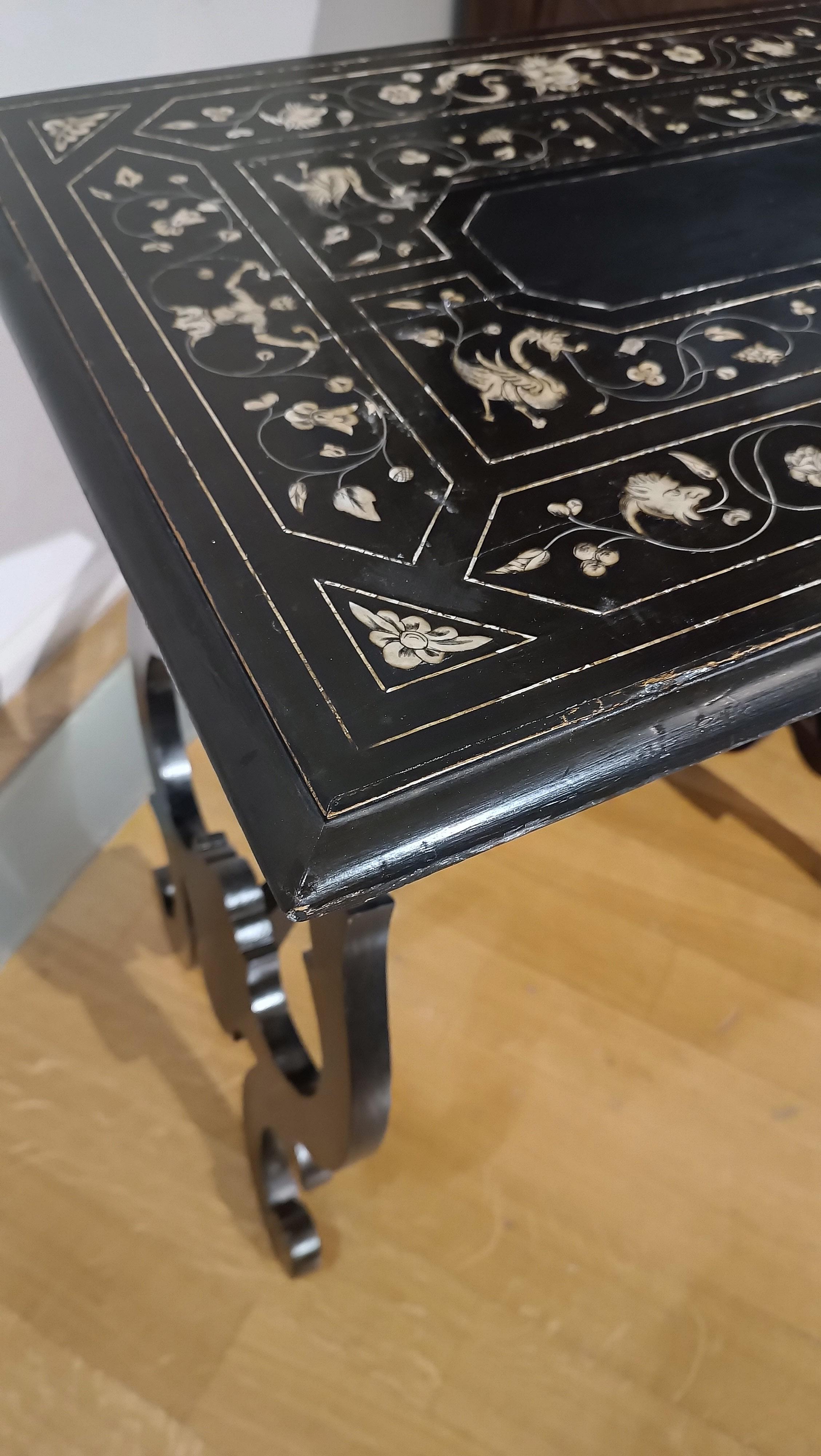 19th Century TABLE BASSE EN BOIS ÉBONISÉ AVEC INCRUSTATIONS, MILIEU DU 19E SIÈCLE en vente