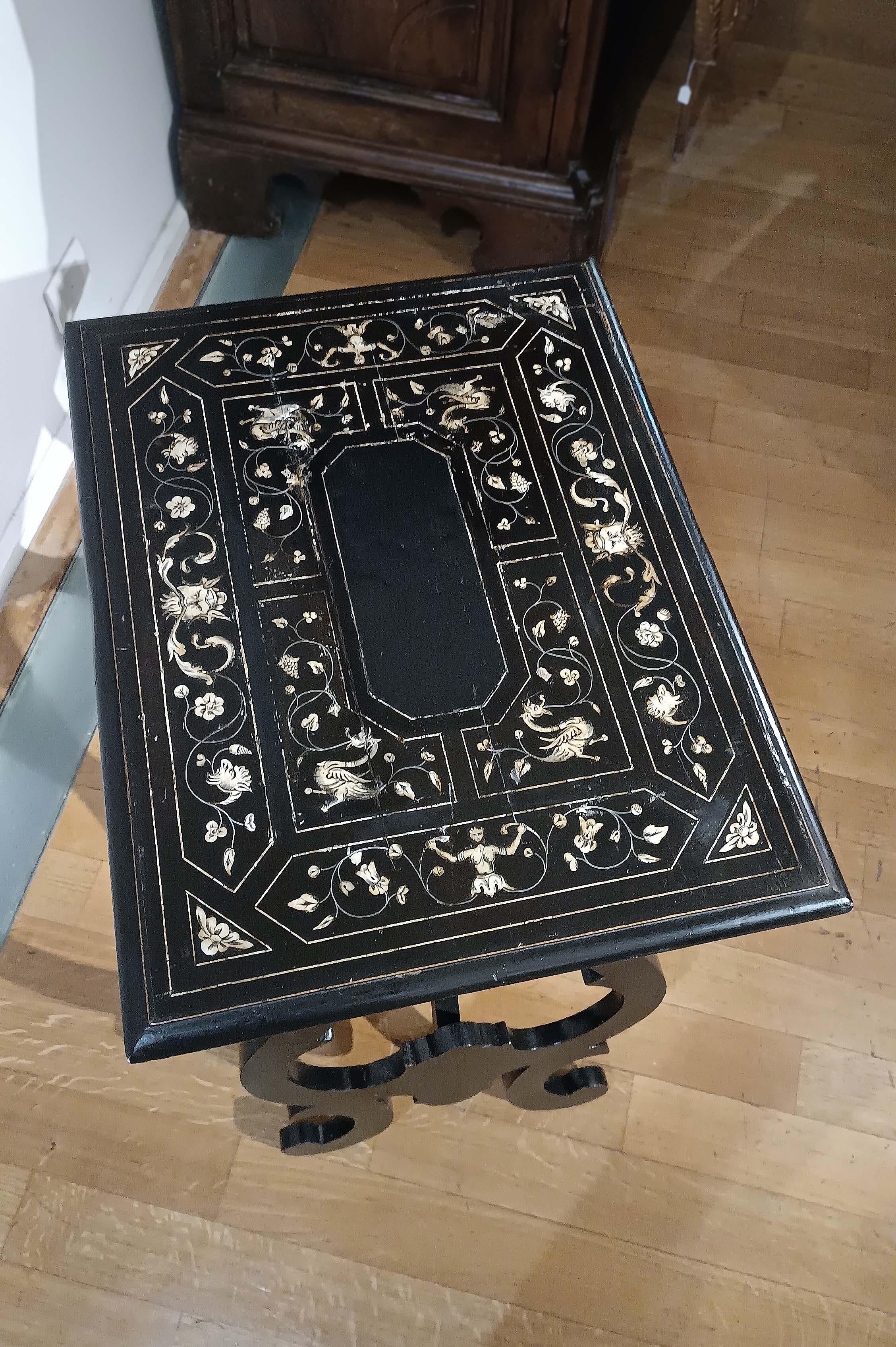 Airwood TABLE BASSE EN BOIS ÉBONISÉ AVEC INCRUSTATIONS, MILIEU DU 19E SIÈCLE en vente
