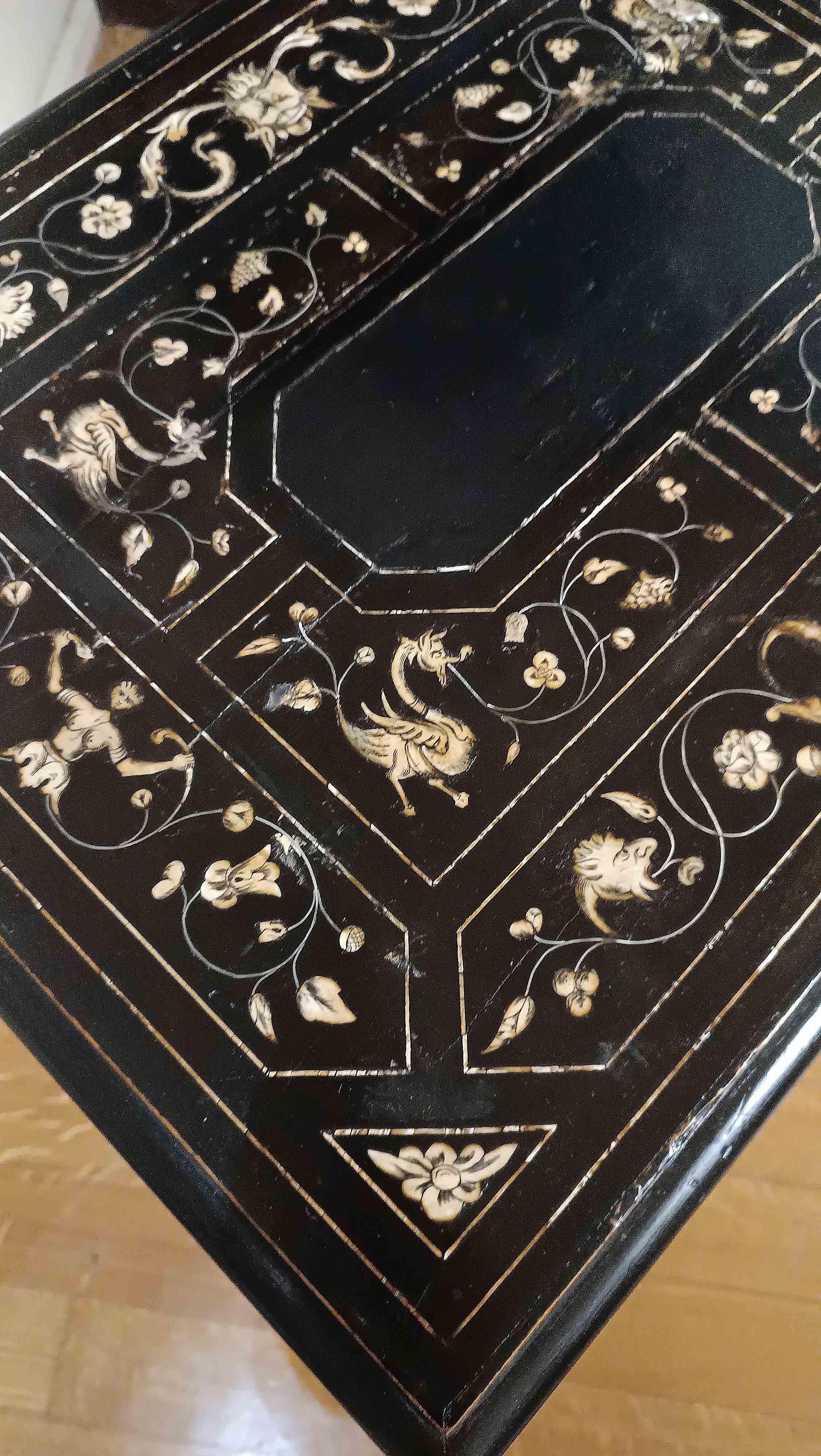 TABLE BASSE EN BOIS ÉBONISÉ AVEC INCRUSTATIONS, MILIEU DU 19E SIÈCLE en vente 1