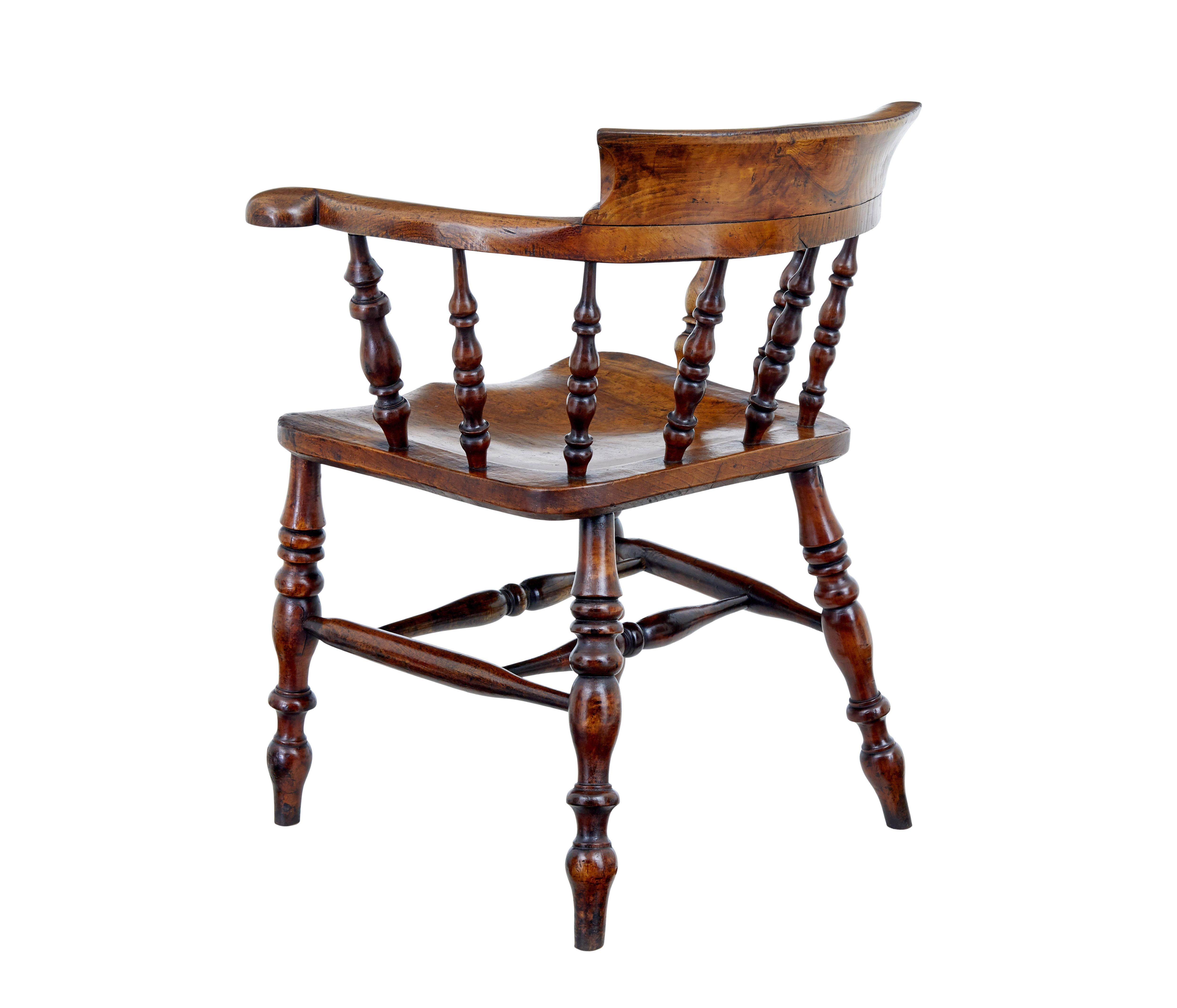 Fauteuil capitaine en orme du milieu du 19e siècle Bon état à Debenham, Suffolk